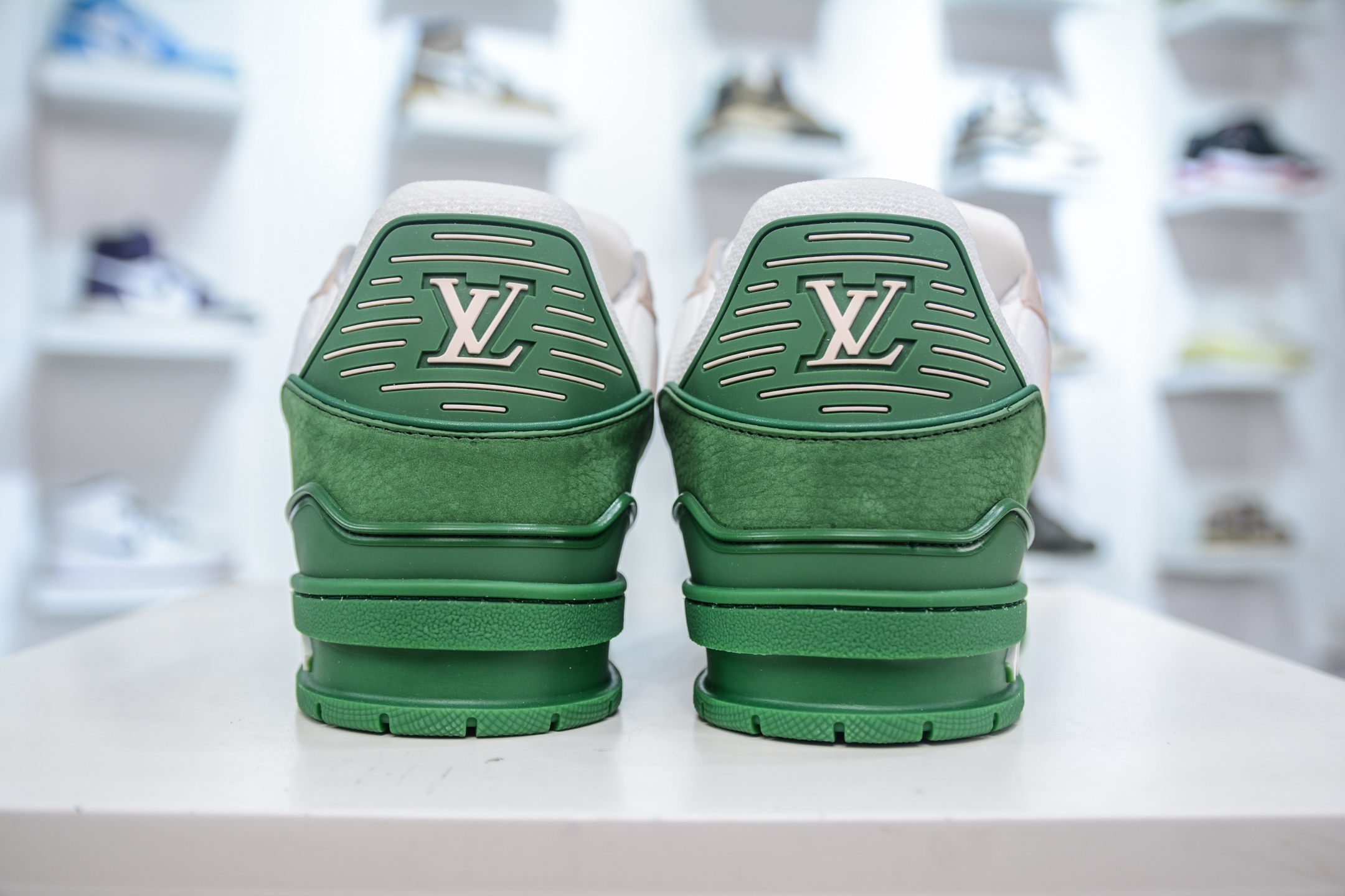 LV Trainer 运动鞋糅合织物网格面料和丝绒粒面牛皮革鞋面