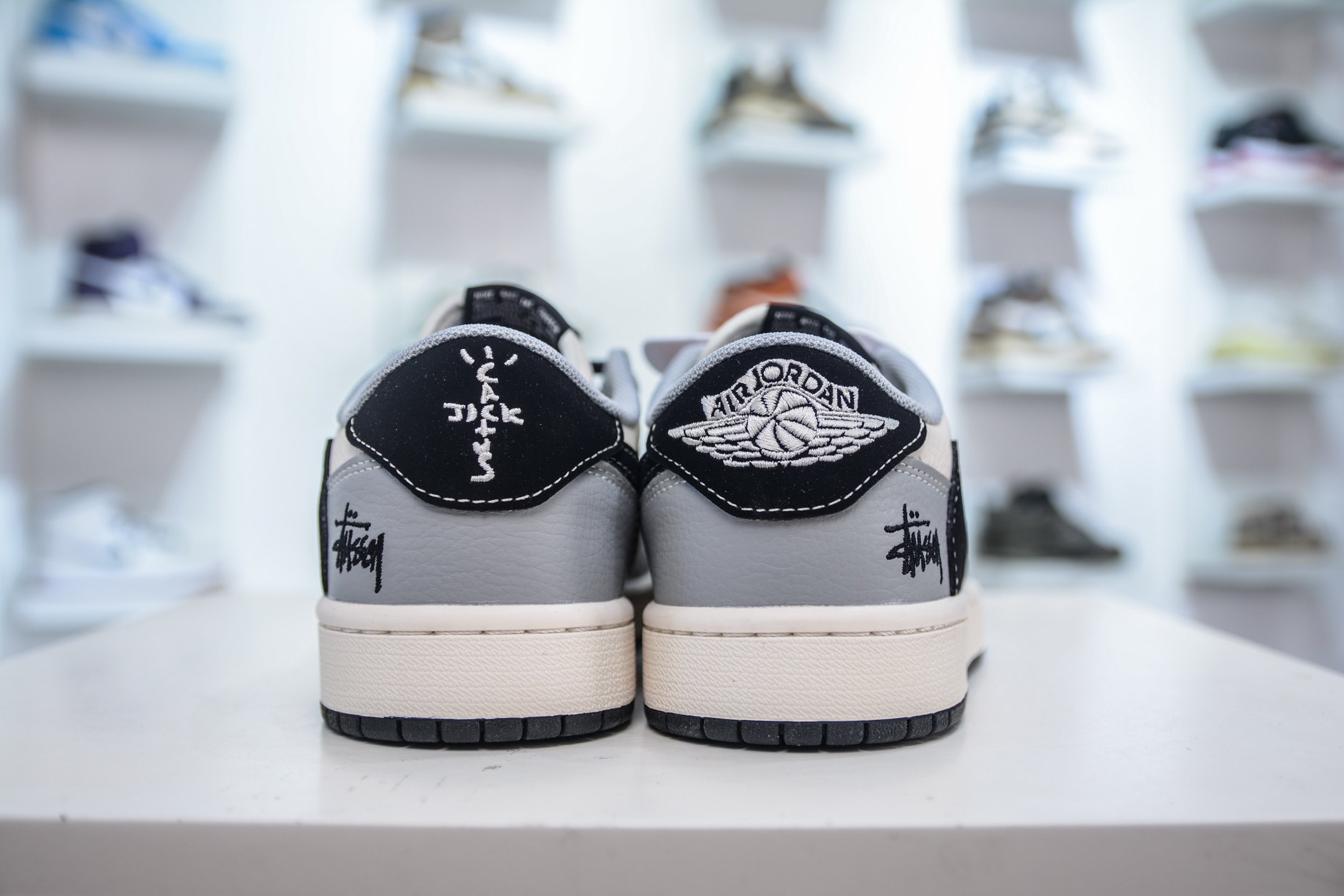 Air Jordan 1 Retro Low x Stussy 斯图西黑8联名-白灰黑 XS7089-601
