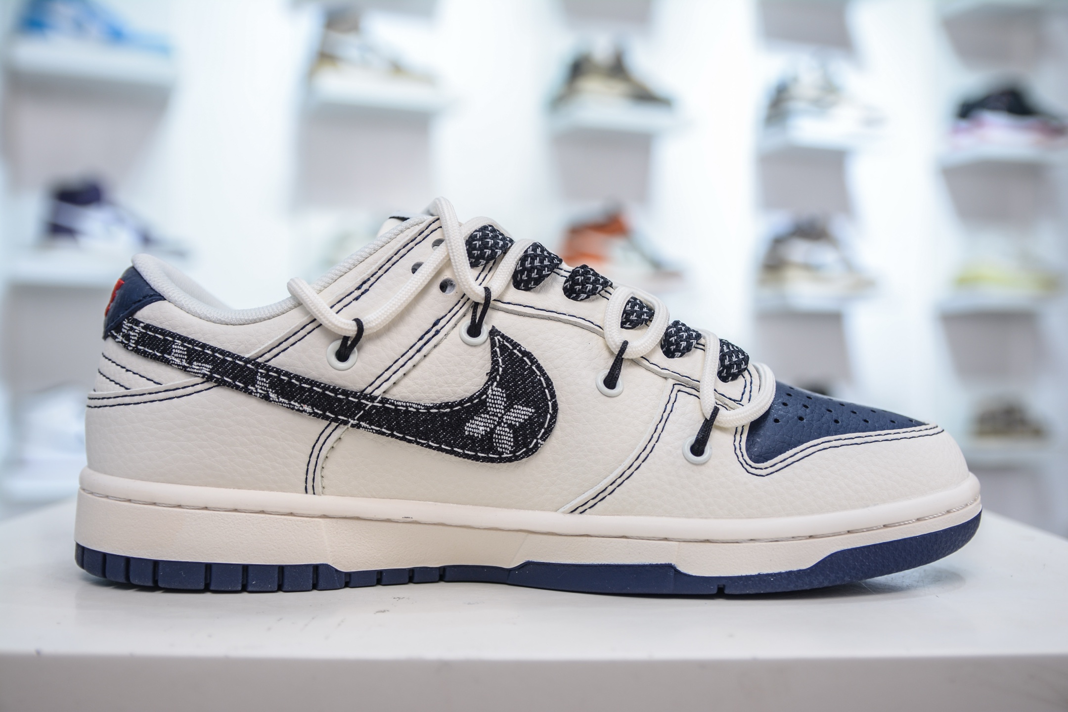 Nike SB Dunk Low x Louis Vuitton LV联名-白蓝黑牛仔绑带 FC1688-220-莆田鞋,莆田鞋货源,高仿鞋,高仿鞋货源,安福档口,莆田高仿鞋,莆田鞋批发,高仿鞋批发,莆田高仿运动鞋,高仿运动鞋,莆田运动鞋 Nike SB Dunk Low x Louis Vuitton LV联名-白蓝黑牛仔绑带 FC1688-220