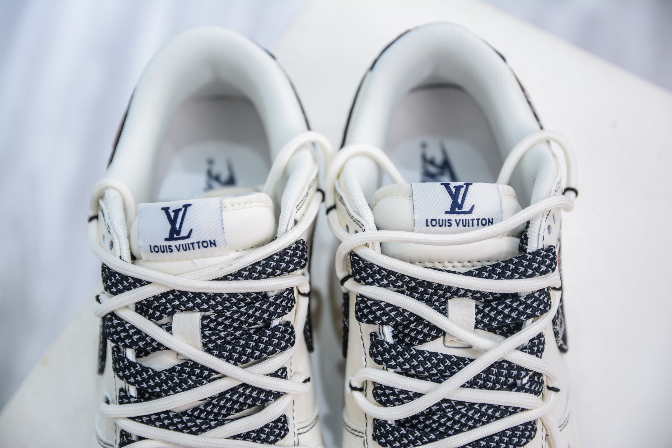 Nike SB Dunk Low x Louis Vuitton LV联名-白蓝黑牛仔绑带 FC1688-220-莆田鞋,莆田鞋货源,高仿鞋,高仿鞋货源,安福档口,莆田高仿鞋,莆田鞋批发,高仿鞋批发,莆田高仿运动鞋,高仿运动鞋,莆田运动鞋 Nike SB Dunk Low x Louis Vuitton LV联名-白蓝黑牛仔绑带 FC1688-220