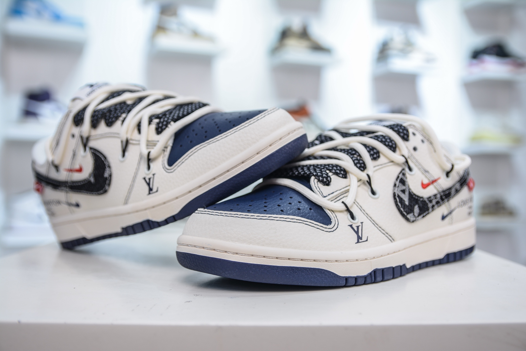Nike SB Dunk Low x Louis Vuitton LV联名-白蓝黑牛仔绑带 FC1688-220-莆田鞋,莆田鞋货源,高仿鞋,高仿鞋货源,安福档口,莆田高仿鞋,莆田鞋批发,高仿鞋批发,莆田高仿运动鞋,高仿运动鞋,莆田运动鞋 Nike SB Dunk Low x Louis Vuitton LV联名-白蓝黑牛仔绑带 FC1688-220