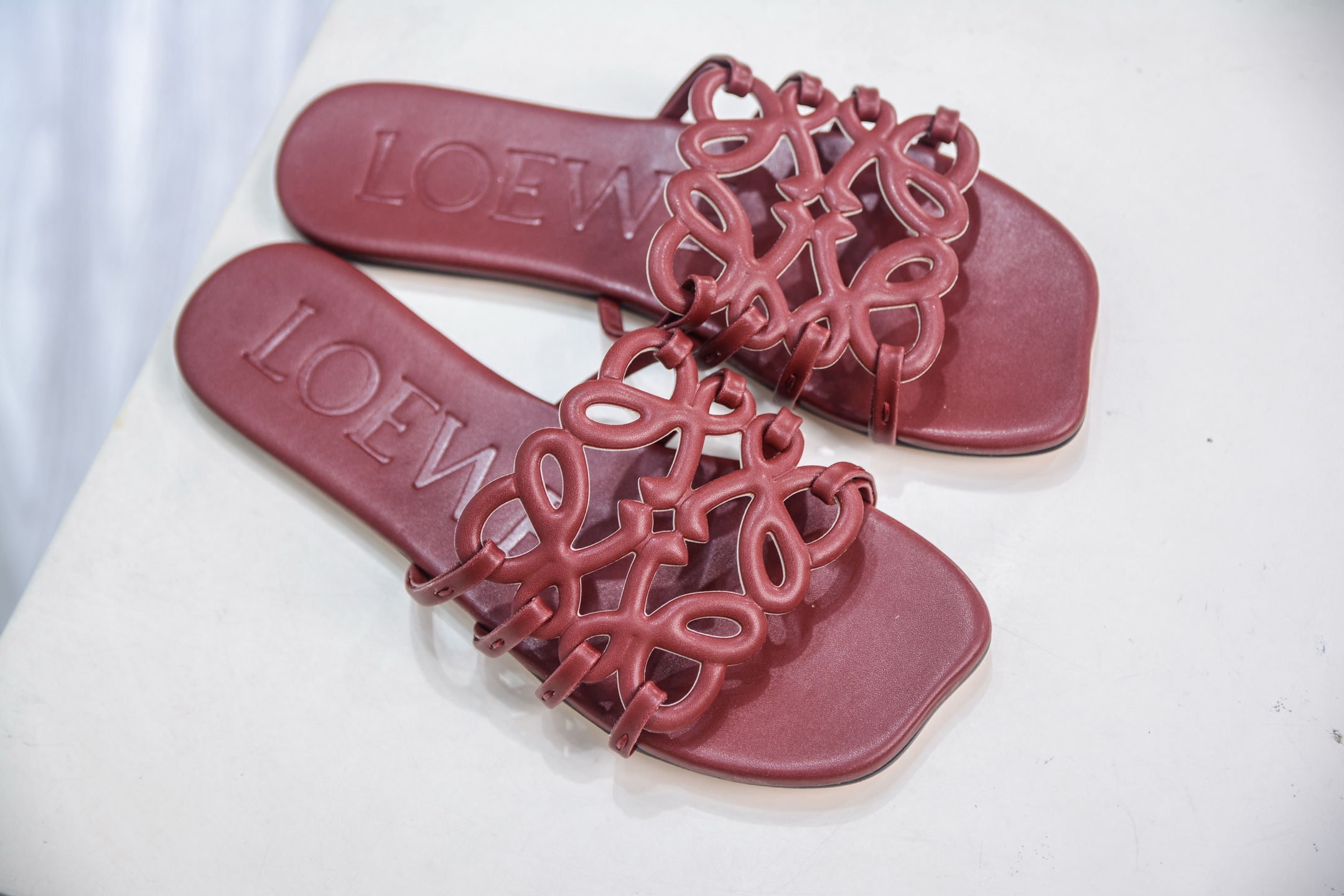 2025 新款LOEWE罗意威女鞋 Petal anagram 小牛皮 方头露趾一字拖鞋女