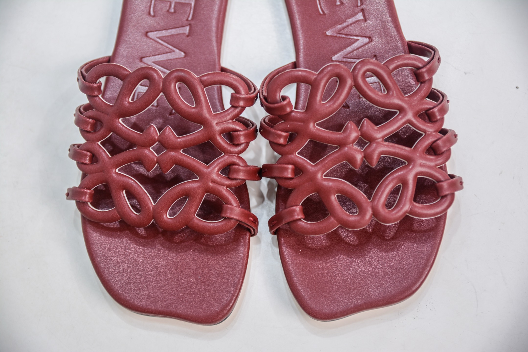 2025 新款LOEWE罗意威女鞋 Petal anagram 小牛皮 方头露趾一字拖鞋女