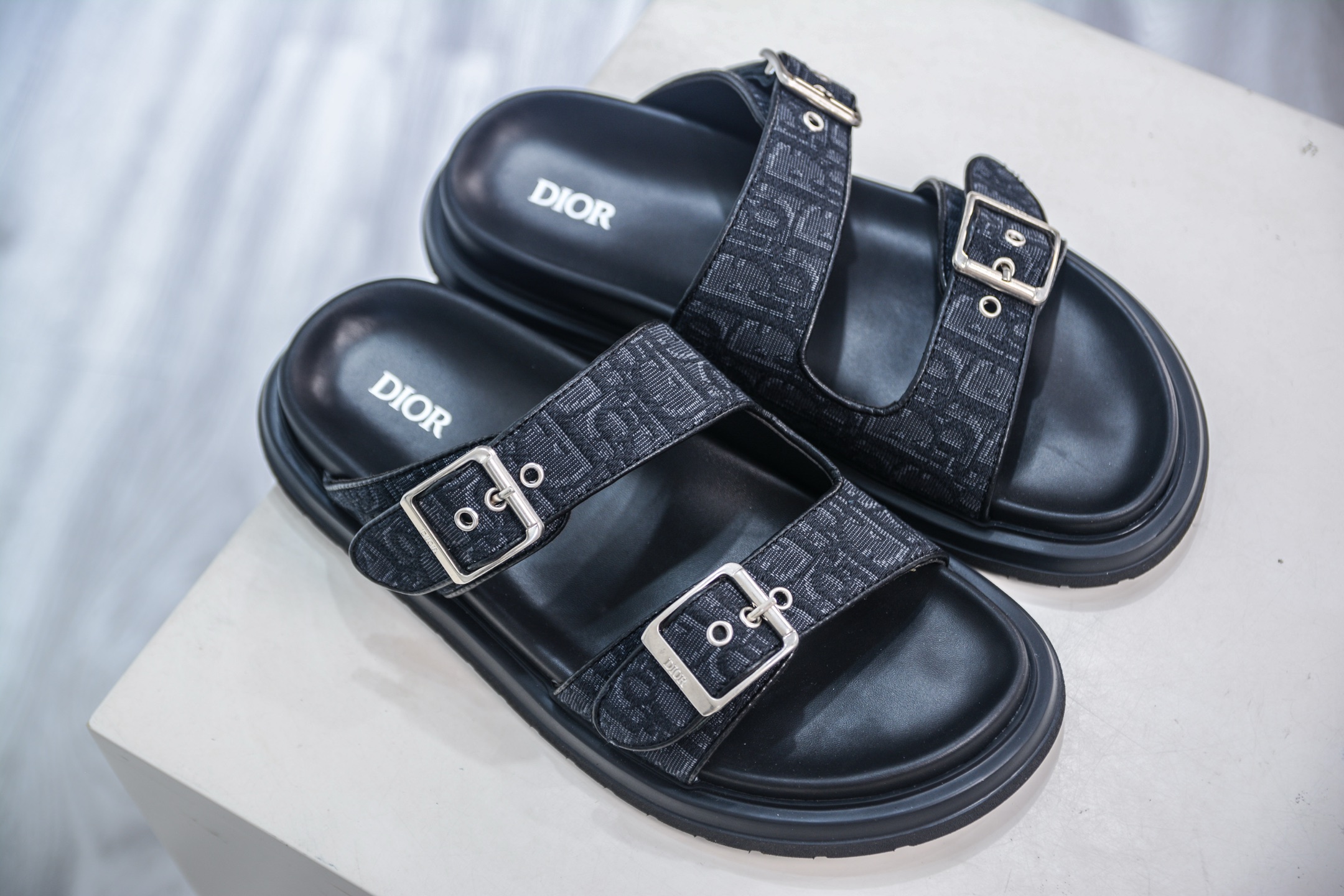 24s新款官网首发 Dior 迪奥 Aqua 圆头平底 牛仔字母印花一字拖鞋-莆田鞋,莆田鞋货源,高仿鞋,高仿鞋货源,安福档口,莆田高仿鞋,莆田鞋批发,高仿鞋批发,莆田高仿运动鞋,高仿运动鞋,莆田运动鞋 24s新款官网首发 Dior 迪奥 Aqua 圆头平底 牛仔字母印花一字拖鞋