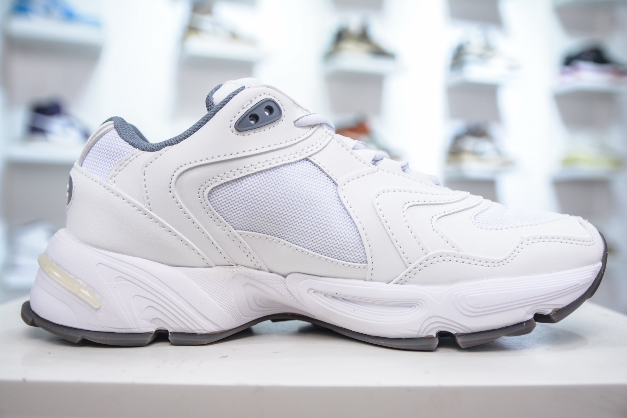 DIOR迪奥 CD1低帮 网面 运动休闲鞋鞋舌饰以‘DIOR’标志 搭配轻盈的橡胶鞋底