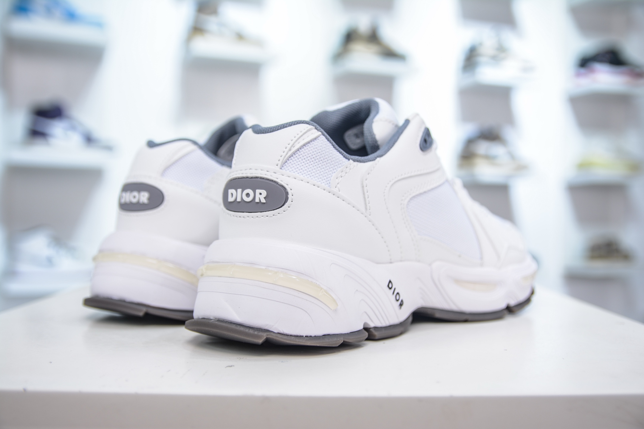 DIOR迪奥 CD1低帮 网面 运动休闲鞋鞋舌饰以‘DIOR’标志 搭配轻盈的橡胶鞋底