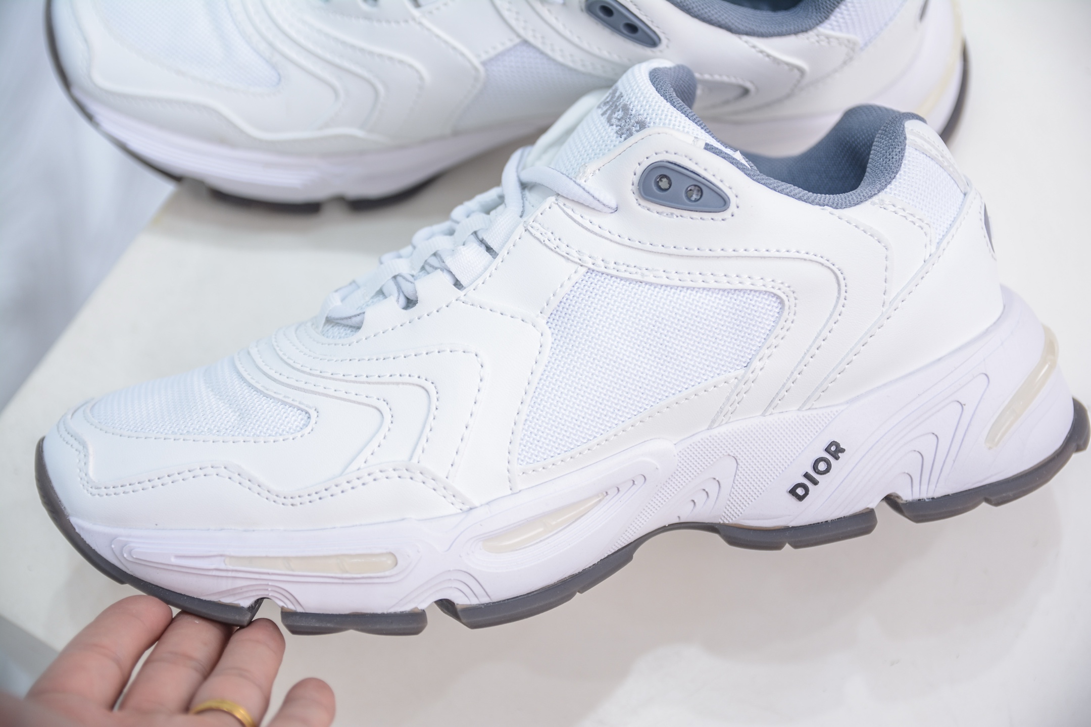 DIOR迪奥 CD1低帮 网面 运动休闲鞋鞋舌饰以‘DIOR’标志 搭配轻盈的橡胶鞋底