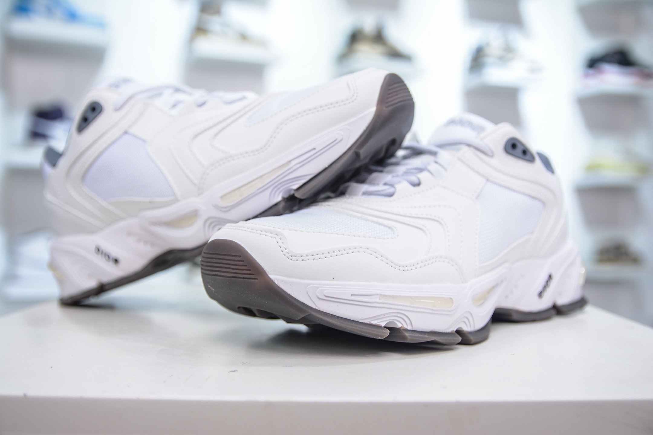 DIOR迪奥 CD1低帮 网面 运动休闲鞋鞋舌饰以‘DIOR’标志 搭配轻盈的橡胶鞋底