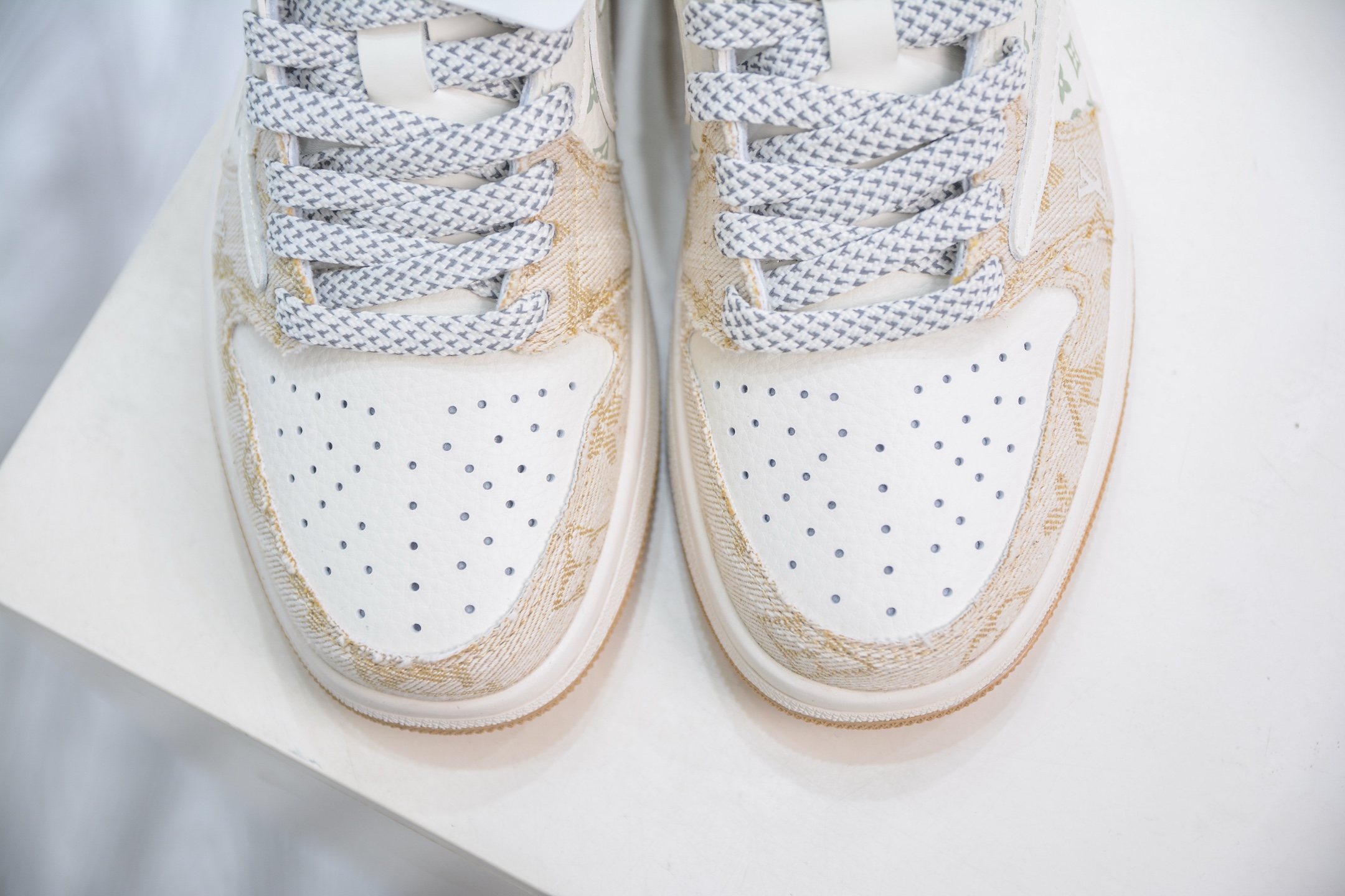 Travis Scott x Nike Air Jordan 1 Low x Louis Vuitton White Yellow Sneakers 9 i1749925036173 5109 0 8