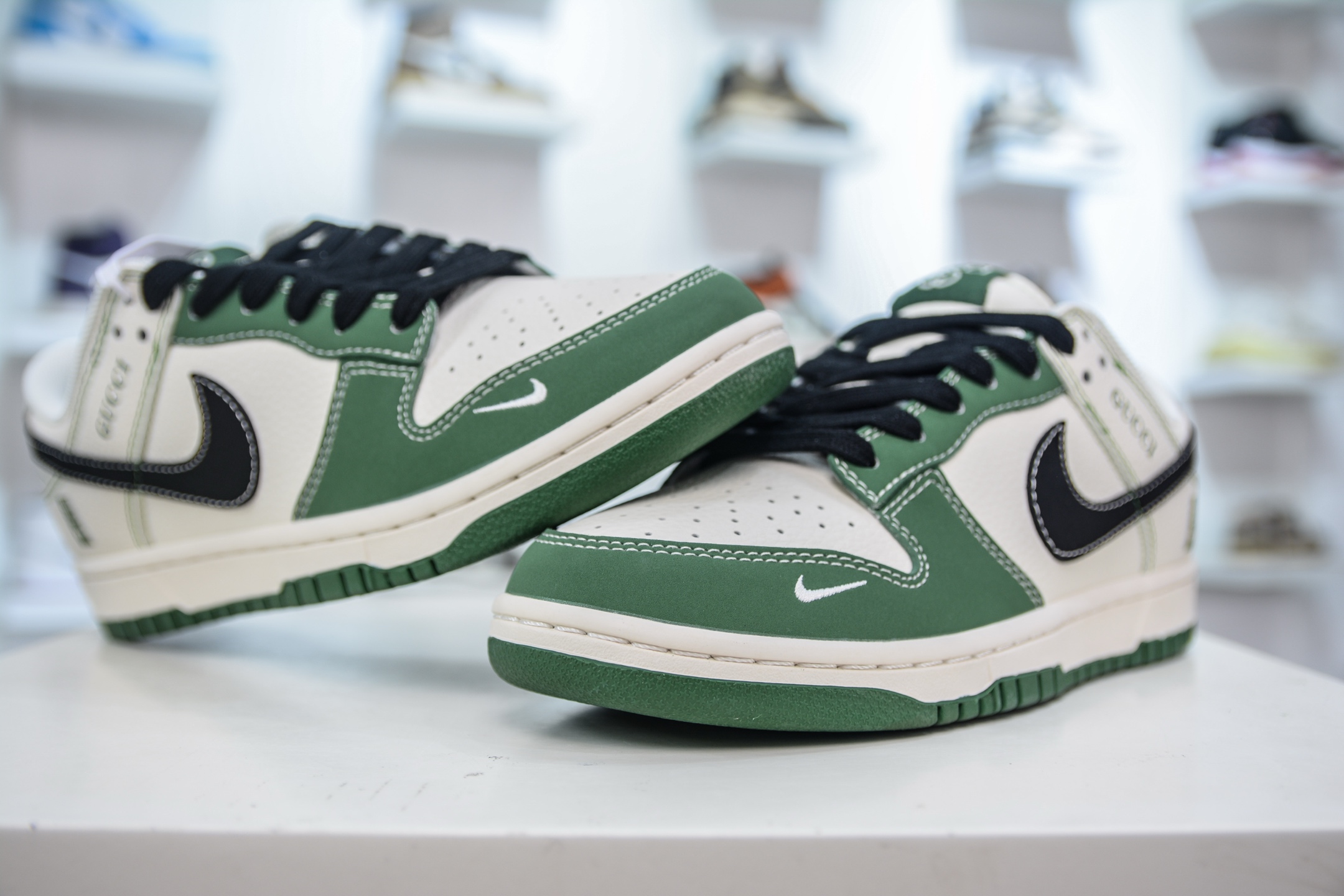 Nike SB Dunk Low x Gucci White Green Black Shoes (XD1588 213) 4 i1749925089664 2896 0 3
