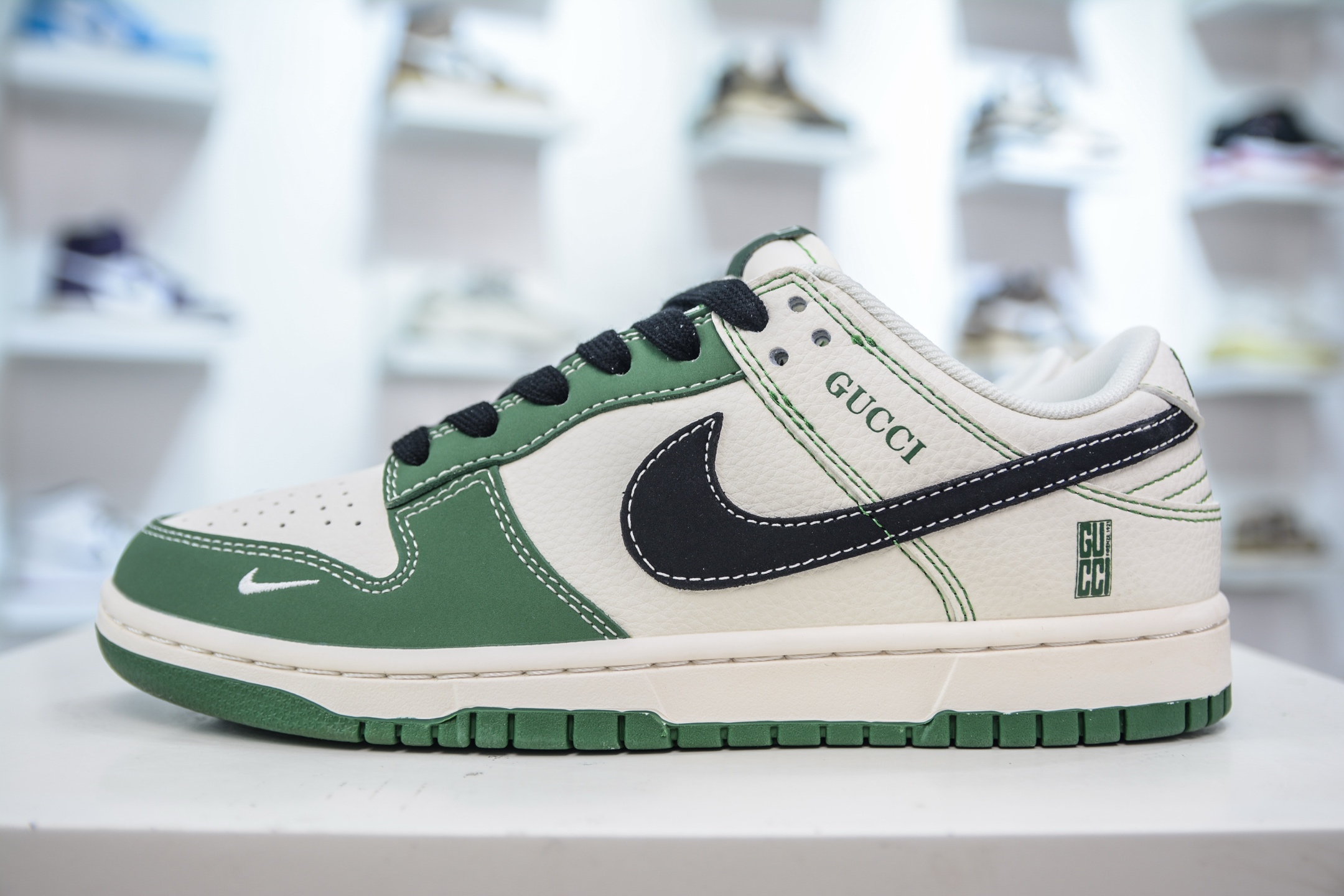 Nike SB Dunk Low x Gucci White Green Black Shoes (XD1588 213) 1 i1749925090788 3964 0 0