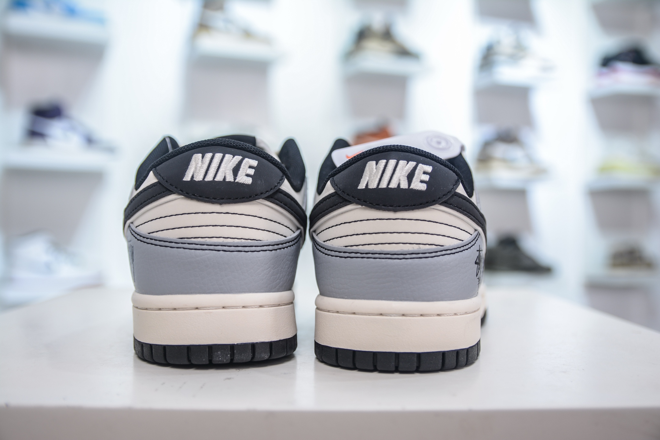 Nike SB Dunk Low x Stussy 斯图西联名-白灰黑勾 XS6089-596