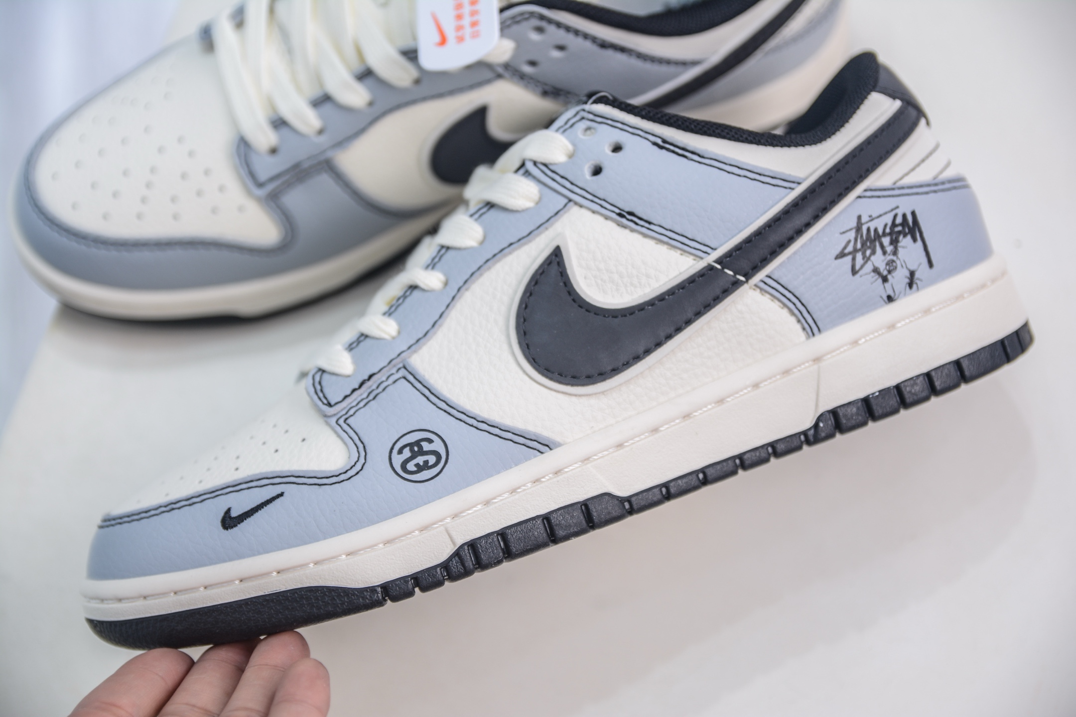 Nike SB Dunk Low x Stussy 斯图西联名-白灰黑勾 XS6089-596