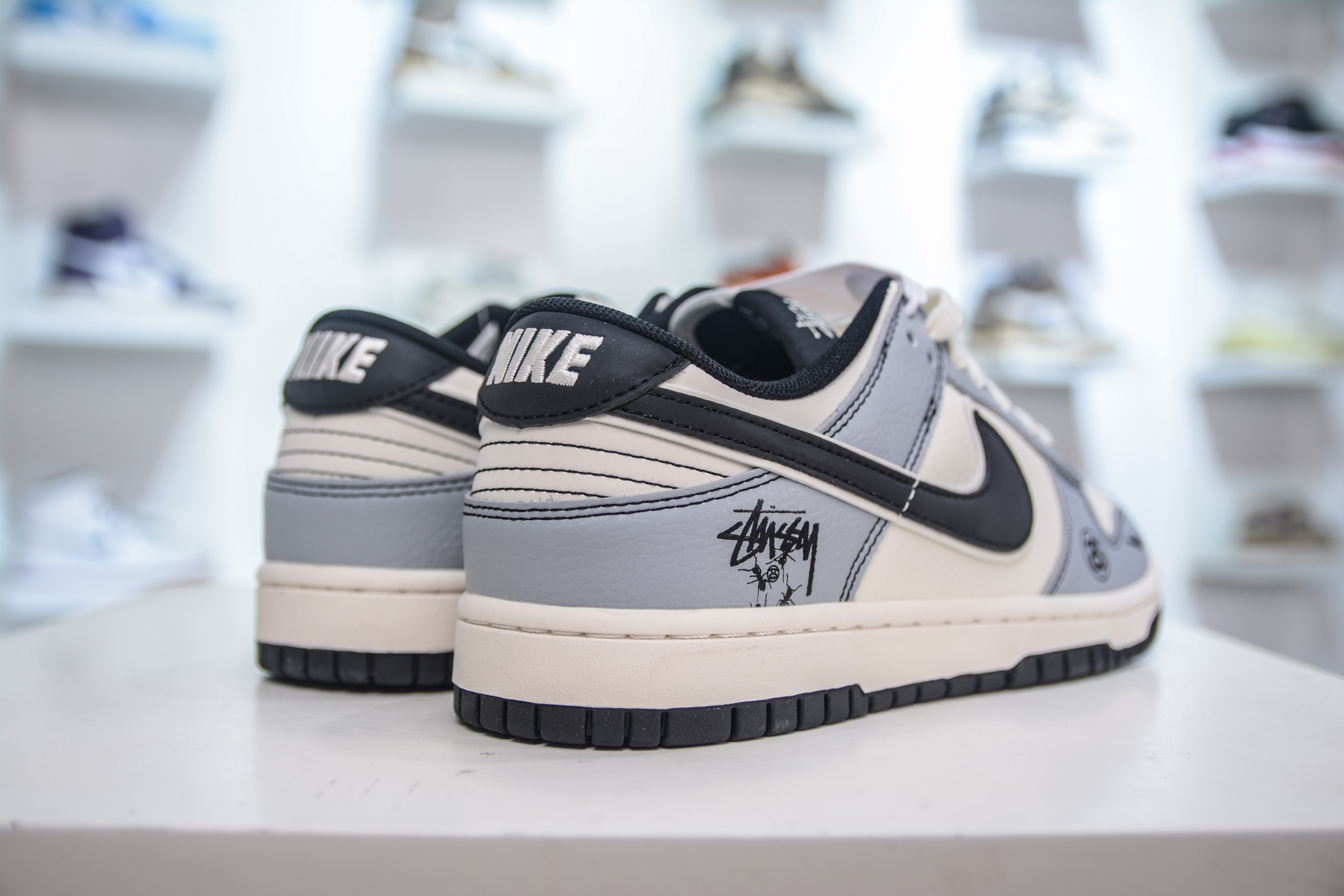 Nike SB Dunk Low x Stussy 斯图西联名-白灰黑勾 XS6089-596