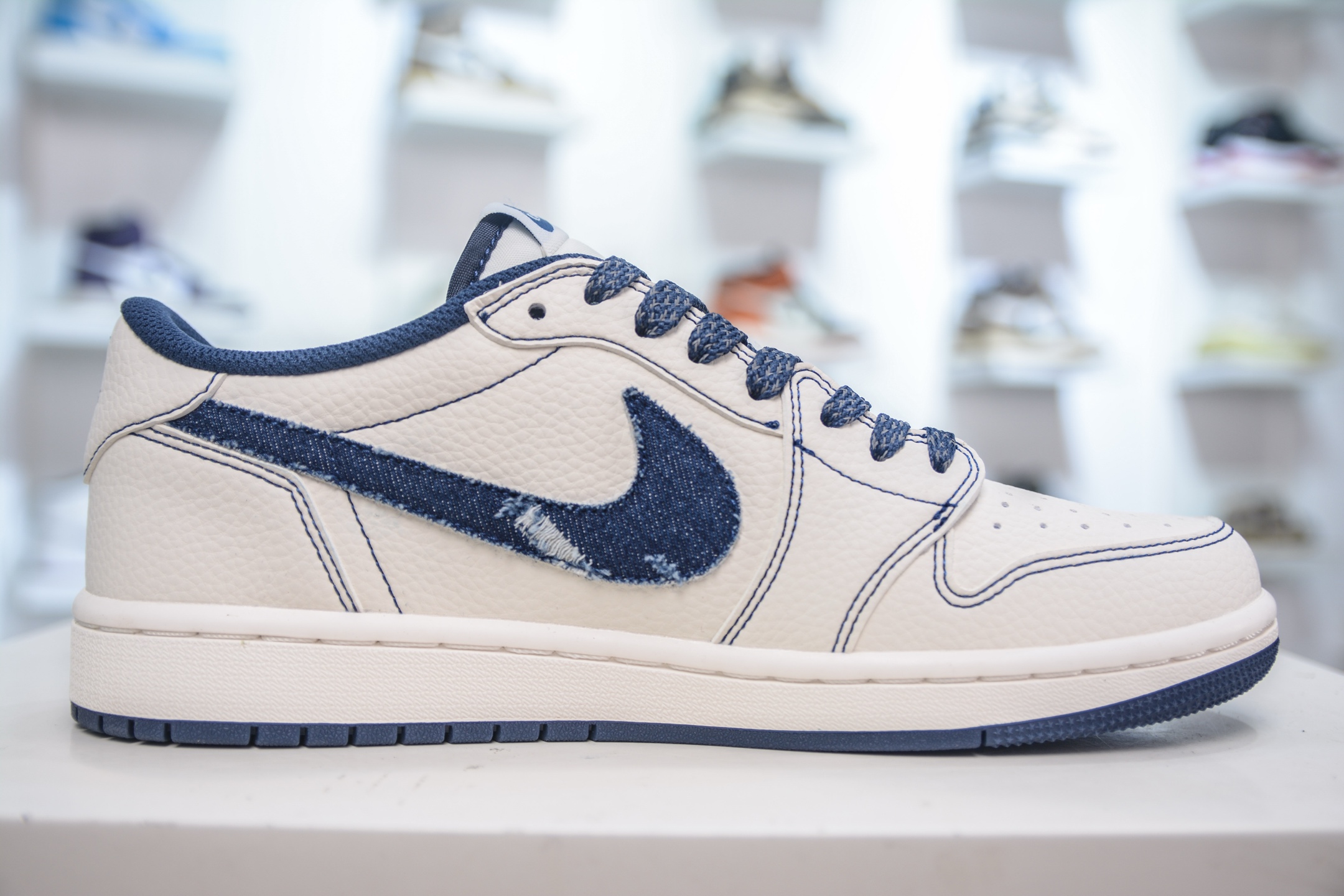 TS x Air Jordan AJ1 Low x Levi's 倒钩低帮联名李维斯-白蓝牛仔 LE2436-136