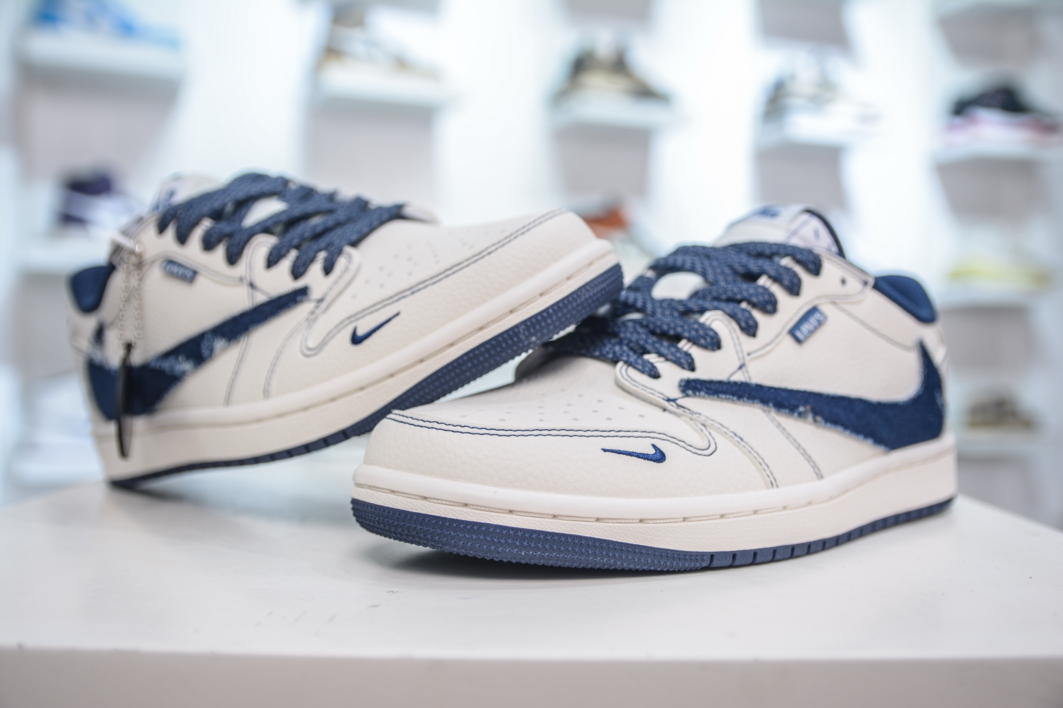 TS x Air Jordan AJ1 Low x Levi's 倒钩低帮联名李维斯-白蓝牛仔 LE2436-136