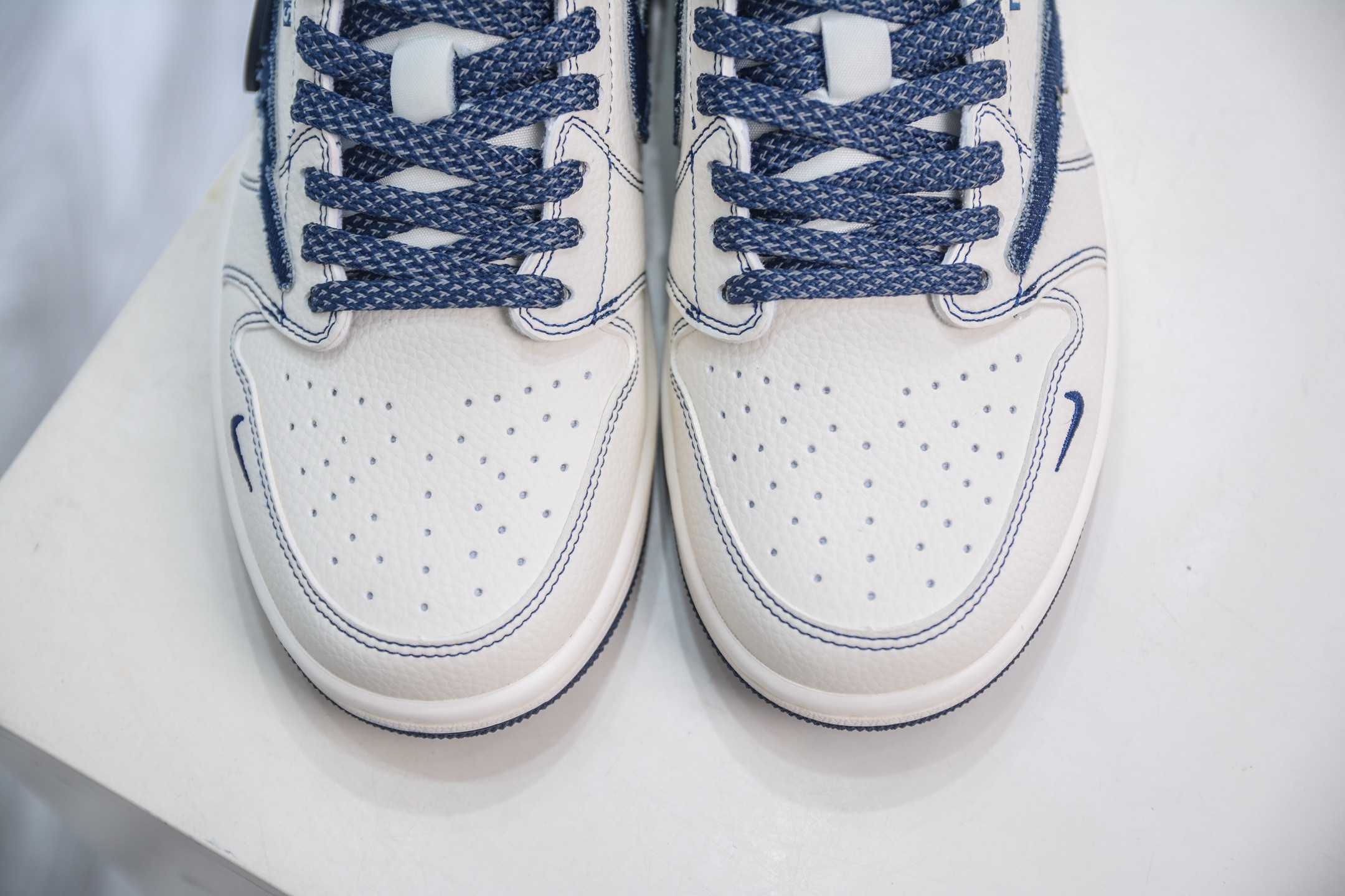 TS x Air Jordan AJ1 Low x Levi's 倒钩低帮联名李维斯-白蓝牛仔 LE2436-136