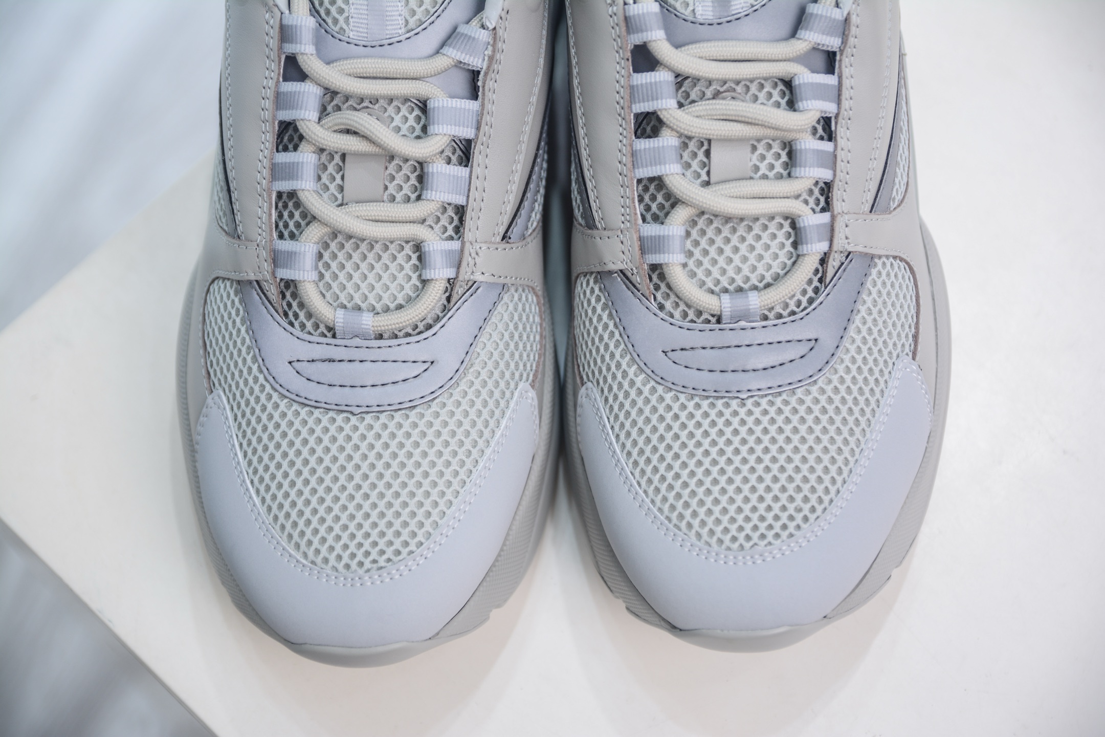 Dior 迪奥B22 男款慢跑时装运动鞋 侧面带有浮雕“CD”标志装饰-莆田鞋,莆田鞋货源,高仿鞋,高仿鞋货源,安福档口,莆田高仿鞋,莆田鞋批发,高仿鞋批发,莆田高仿运动鞋,高仿运动鞋,莆田运动鞋 Dior 迪奥B22 男款慢跑时装运动鞋 侧面带有浮雕“CD”标志装饰