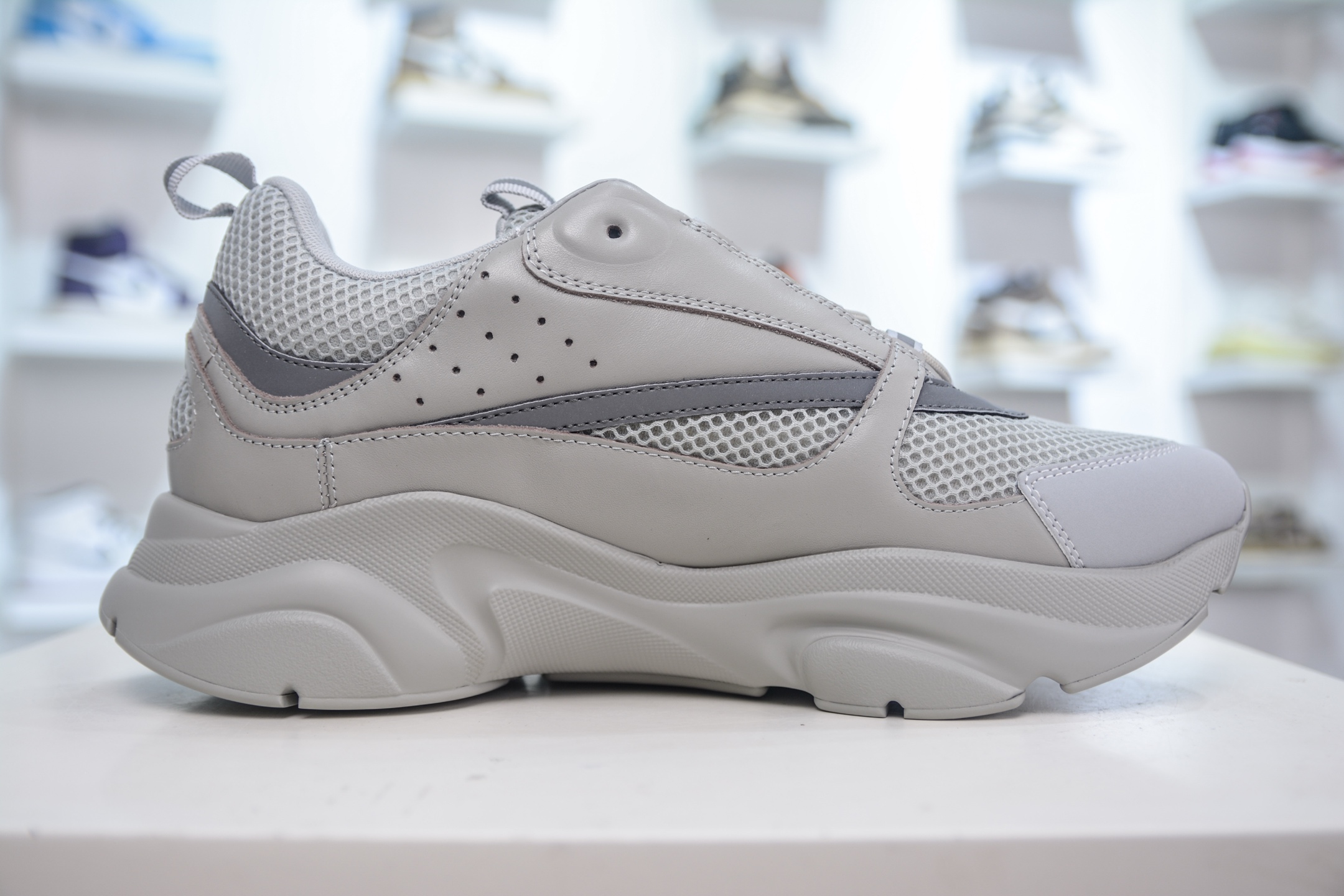 Dior 迪奥B22 男款慢跑时装运动鞋 侧面带有浮雕“CD”标志装饰-莆田鞋,莆田鞋货源,高仿鞋,高仿鞋货源,安福档口,莆田高仿鞋,莆田鞋批发,高仿鞋批发,莆田高仿运动鞋,高仿运动鞋,莆田运动鞋 Dior 迪奥B22 男款慢跑时装运动鞋 侧面带有浮雕“CD”标志装饰