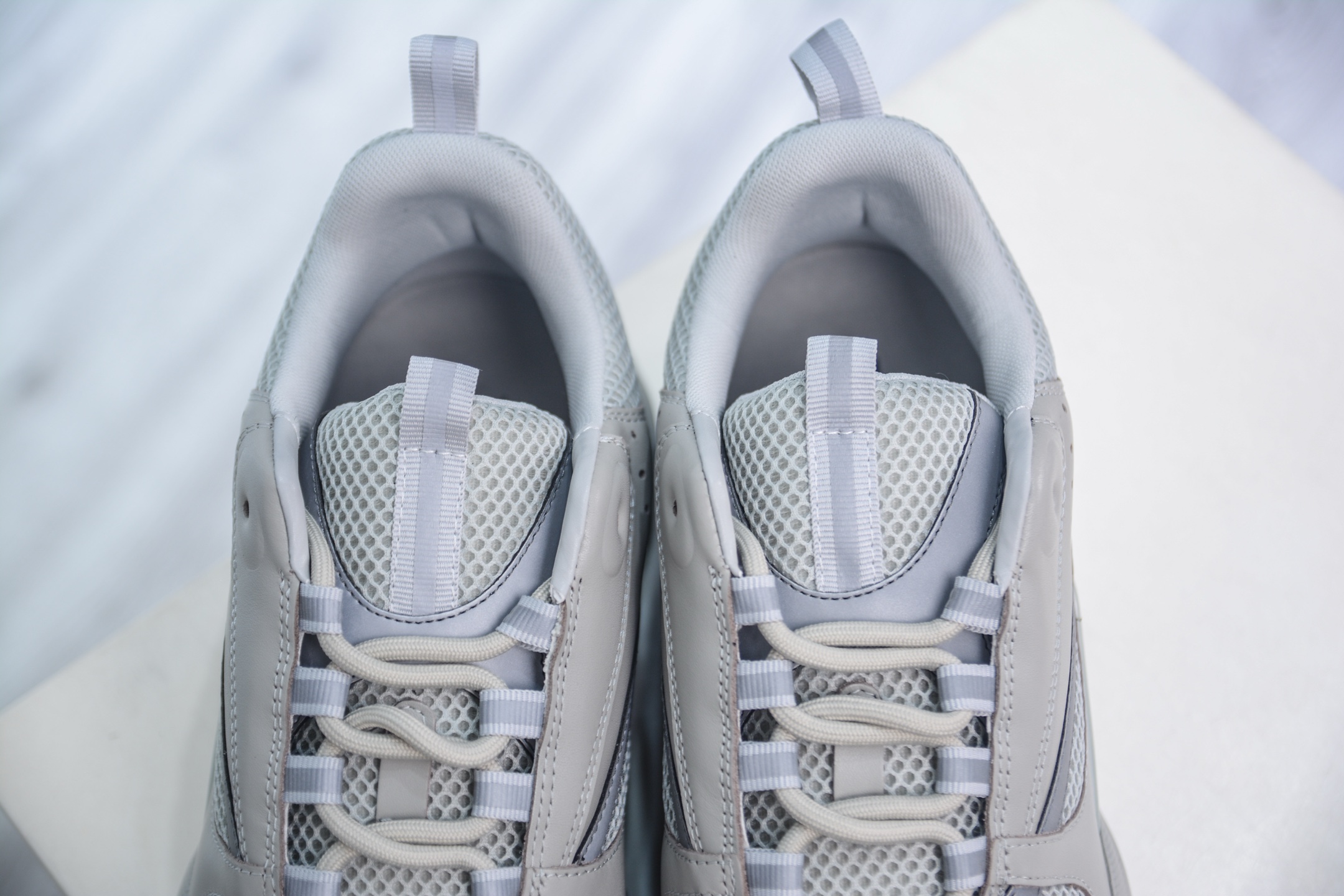 Dior 迪奥B22 男款慢跑时装运动鞋 侧面带有浮雕“CD”标志装饰-莆田鞋,莆田鞋货源,高仿鞋,高仿鞋货源,安福档口,莆田高仿鞋,莆田鞋批发,高仿鞋批发,莆田高仿运动鞋,高仿运动鞋,莆田运动鞋 Dior 迪奥B22 男款慢跑时装运动鞋 侧面带有浮雕“CD”标志装饰