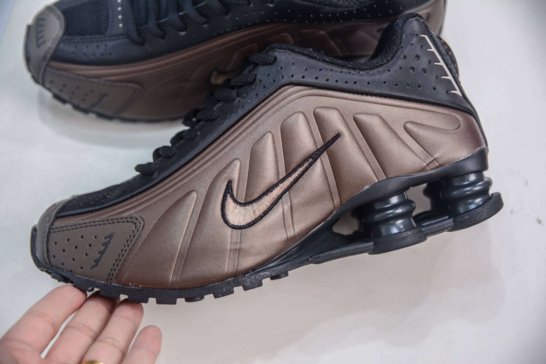 Nike Shox MR4: Classic Millennium Design with Shox Cushioning System 7 i1750090295656 435 0 6