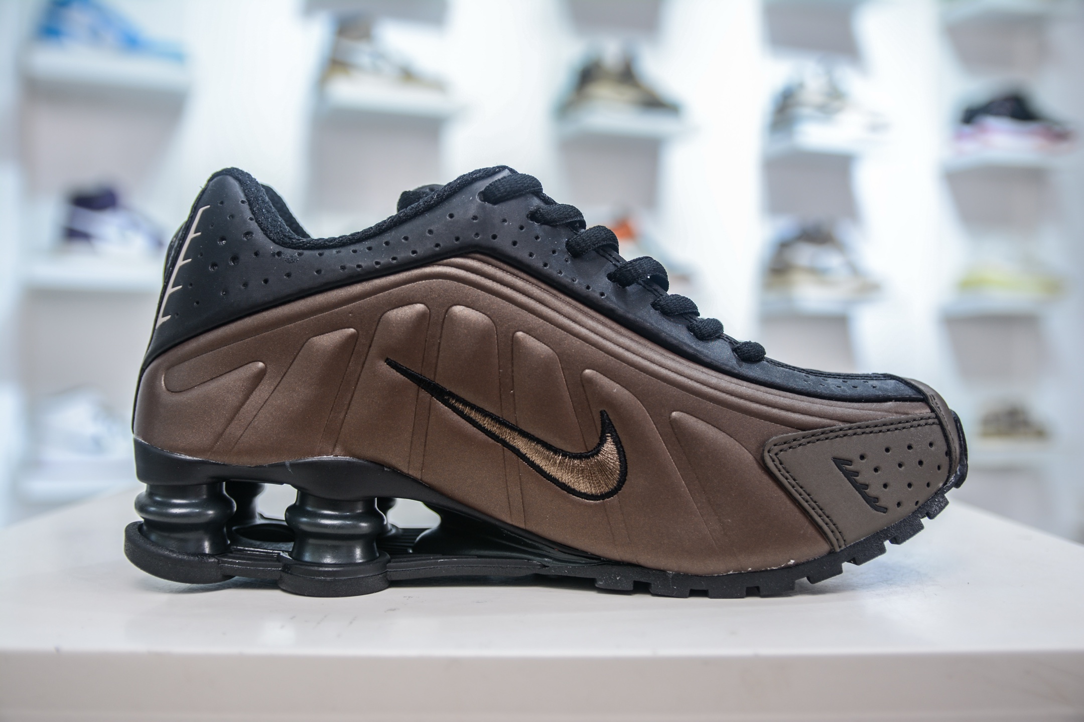 Nike Shox MR4: Classic Millennium Design with Shox Cushioning System 3 i1750090297002 8830 0 2