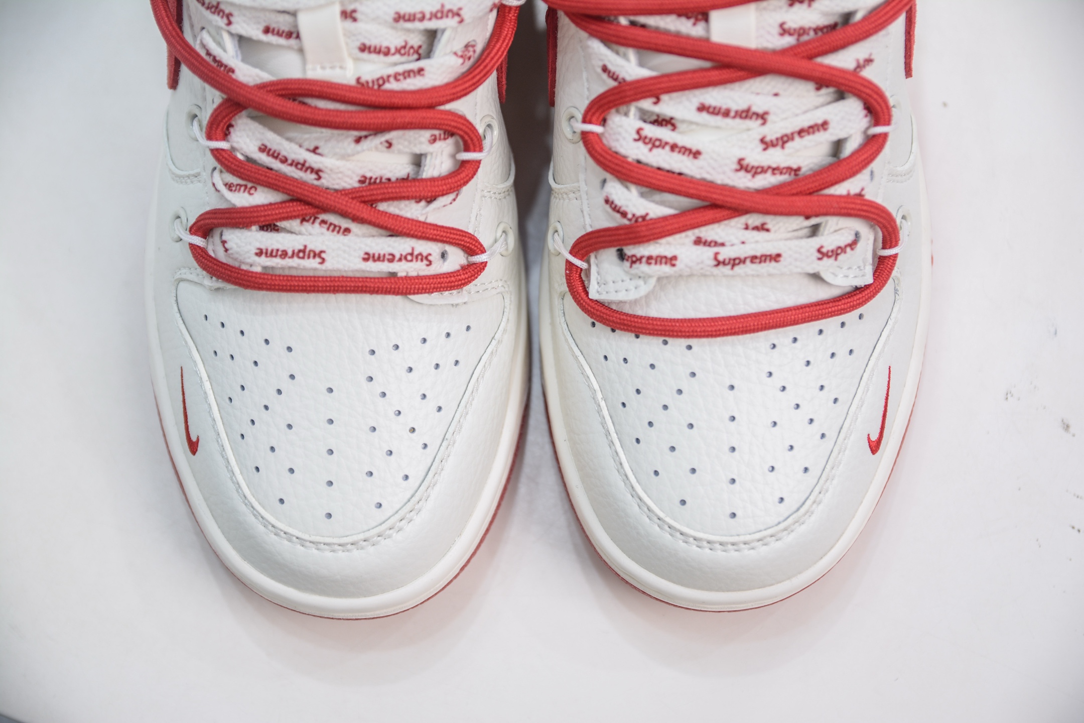 Nike SB Dunk Low x Supreme SUP联名-白红绑带 FX1588-401