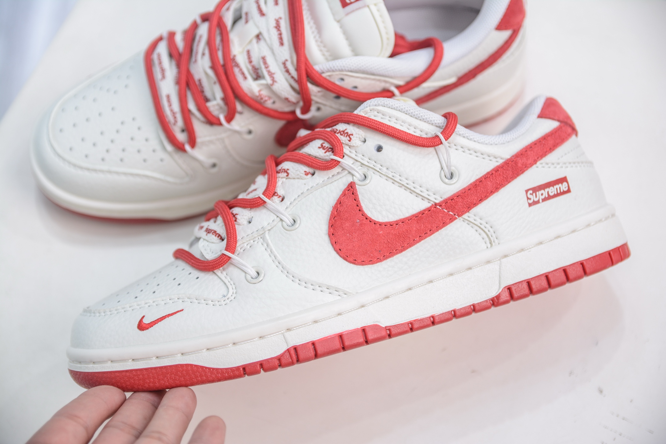 Nike SB Dunk Low x Supreme SUP联名-白红绑带 FX1588-401