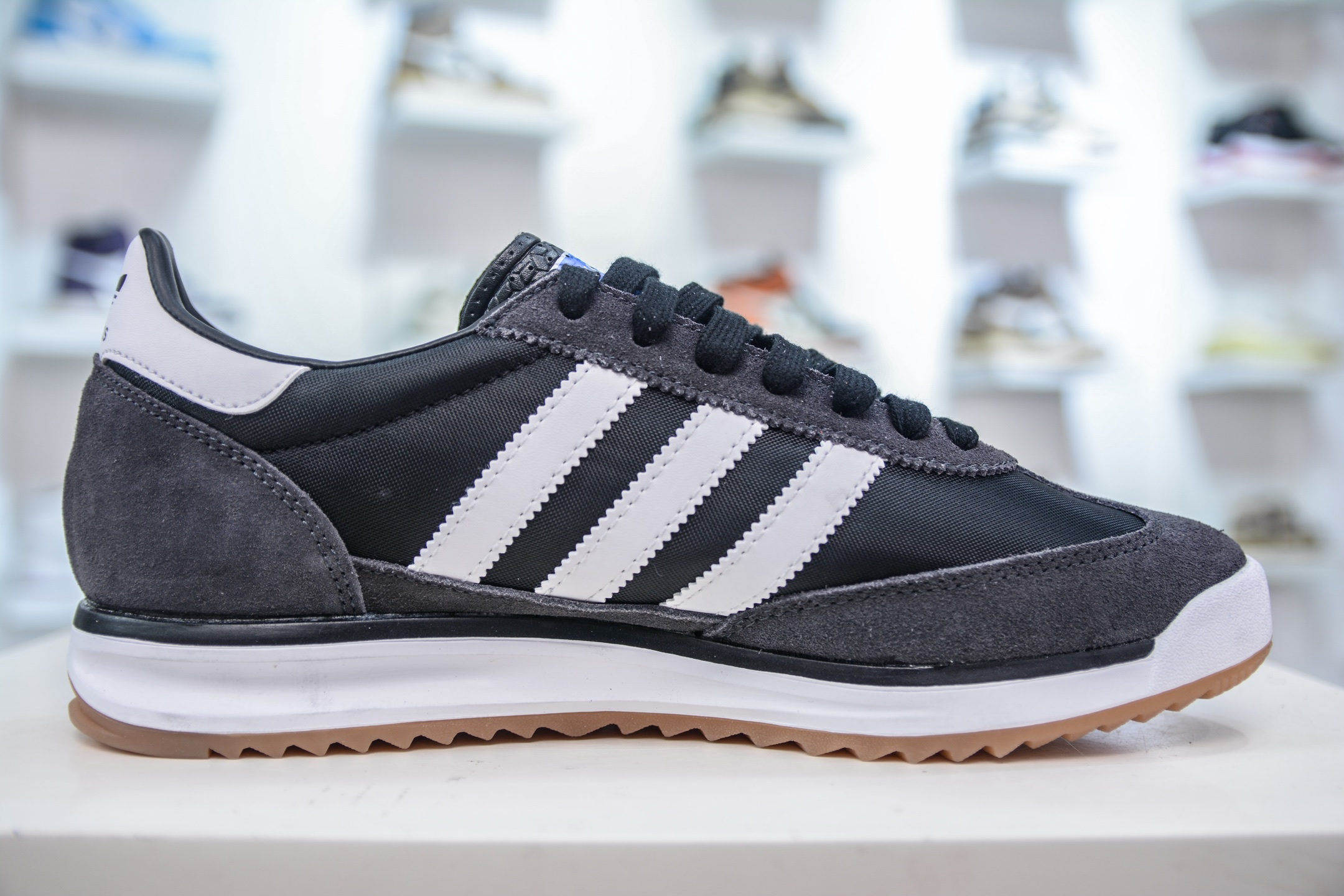 Adidas Originals SL 72 OG: Classic Low-Profile Sneakers for Everyday Comfort 3 i1750173515750 9494 0 2