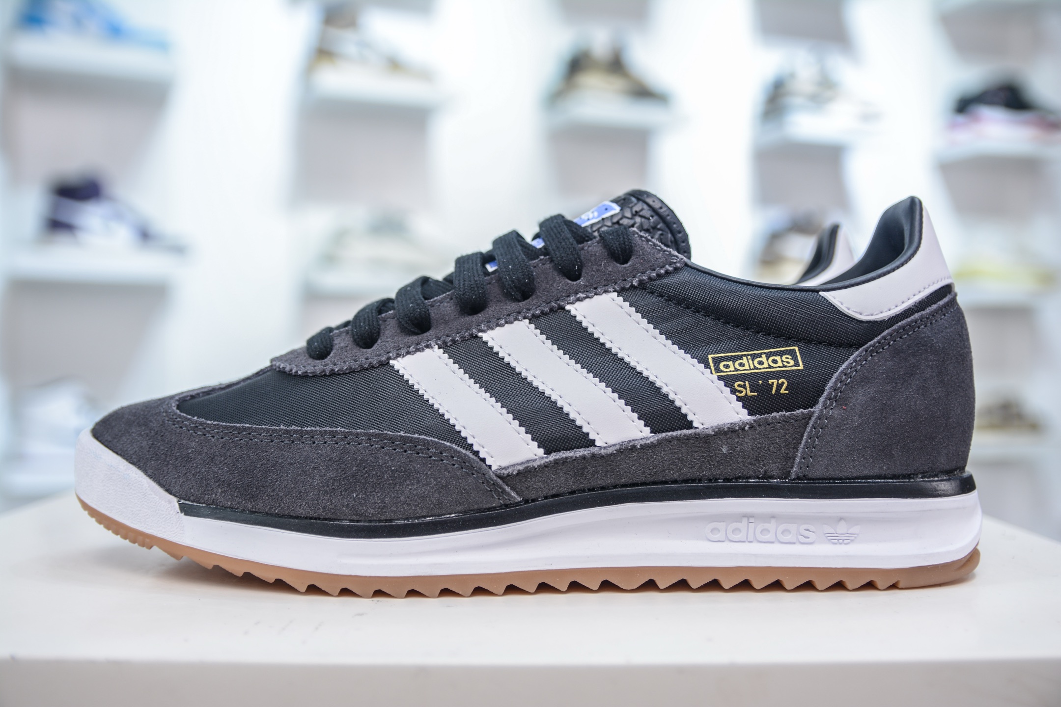 Adidas Originals SL 72 OG: Classic Low-Profile Sneakers for Everyday Comfort 1 i1750173517082 2498 0 0