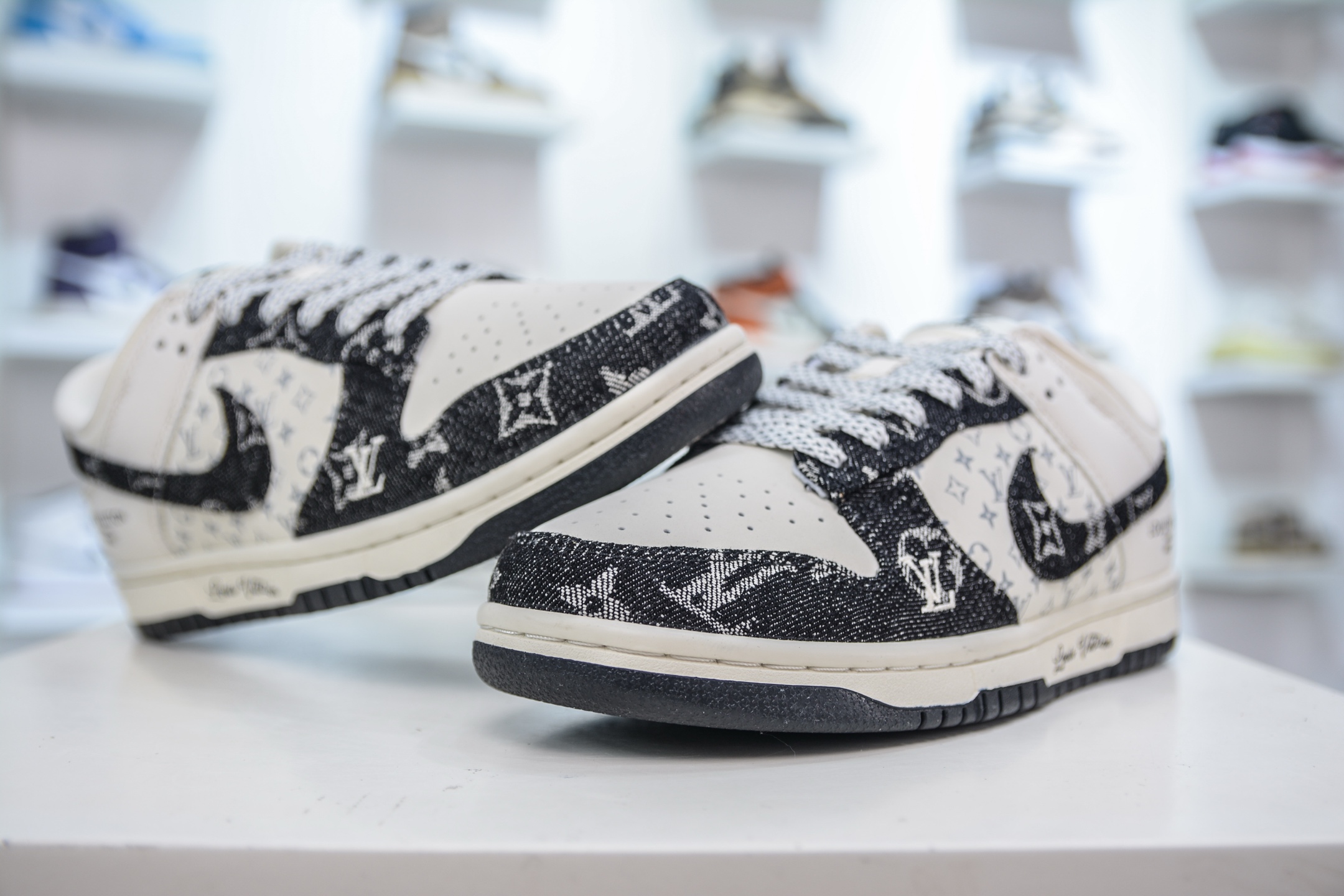 Nike SB Dunk Low x Louis Vuitton White Black Denim Collaboration 5 i1750173592334 4346 0 3