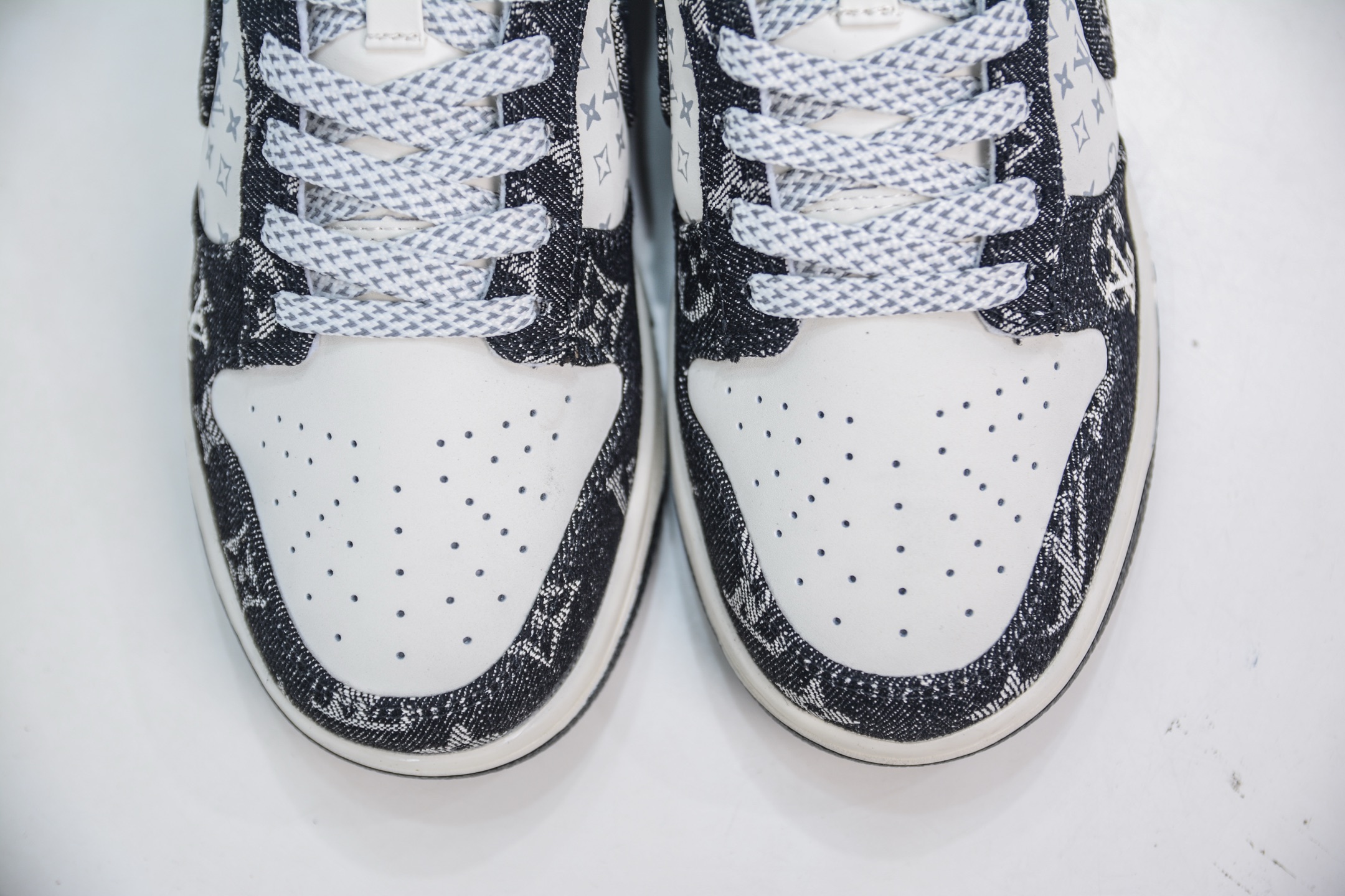Nike SB Dunk Low x Louis Vuitton White Black Denim Collaboration 10 i1750173593453 7453 0 8