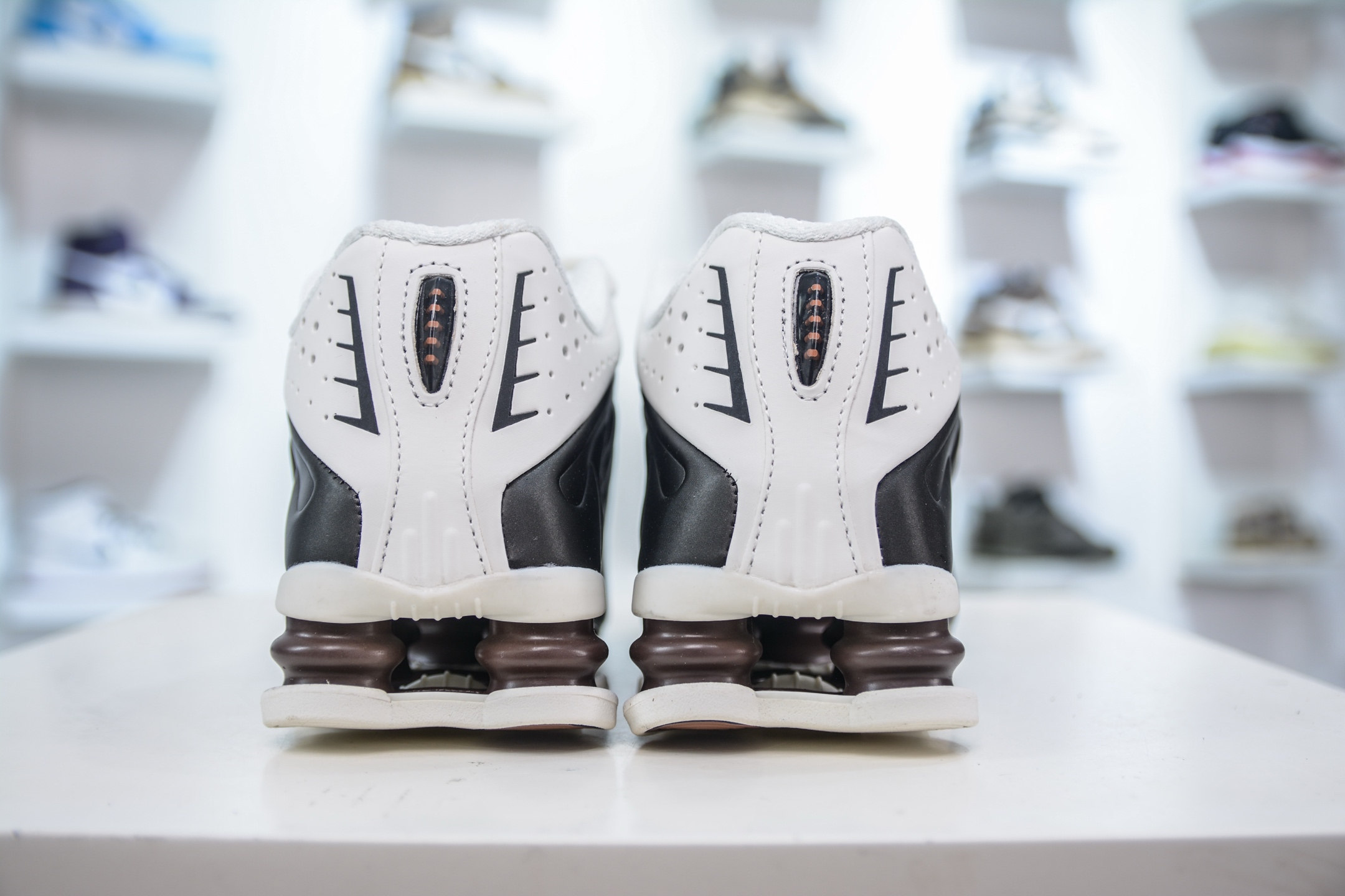 Nike Shox MR4: Iconic Millennium Style, Classic White and Black Colorway 3 i1750173810959 2810 0 1