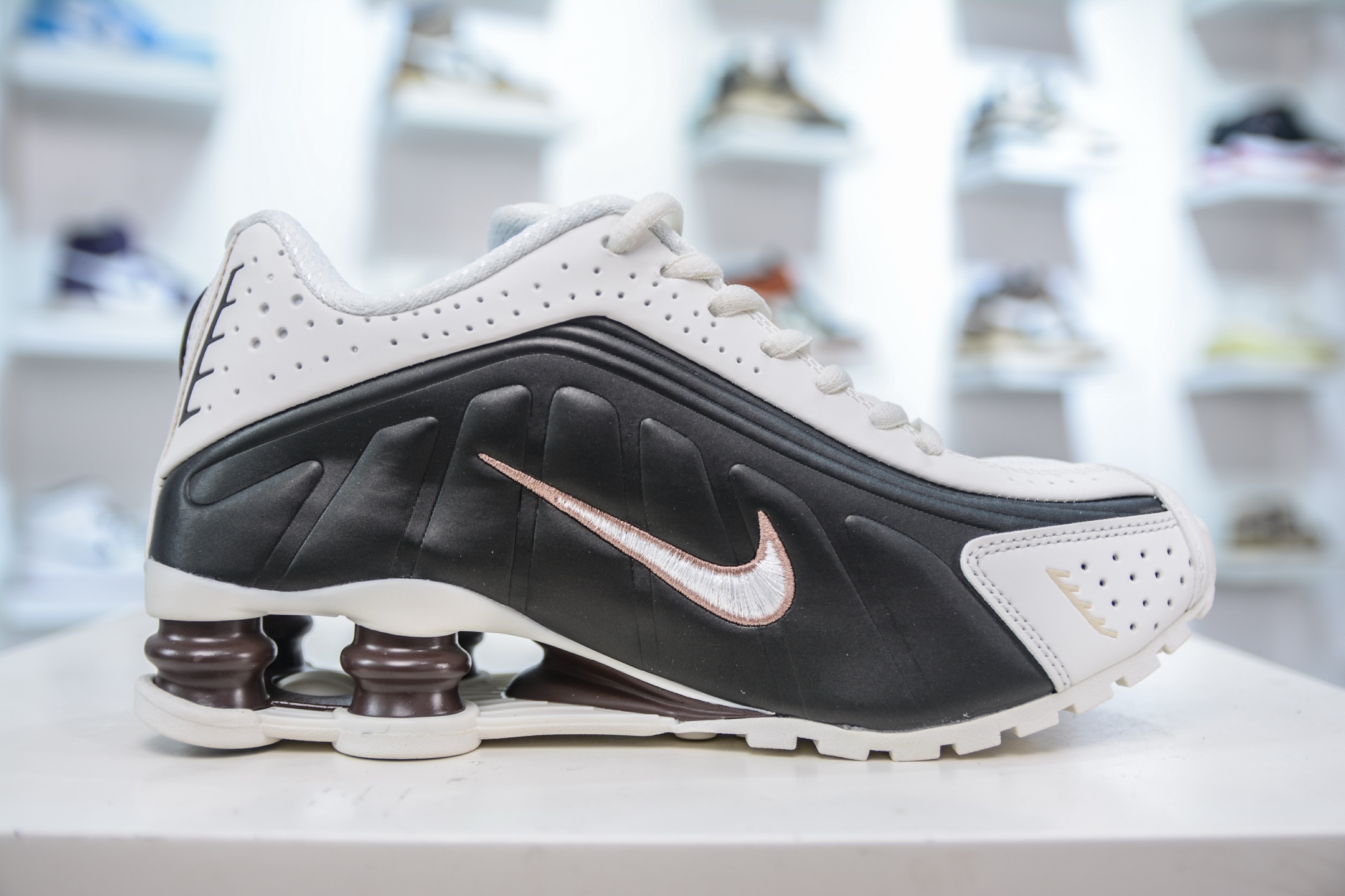 Nike Shox MR4: Iconic Millennium Style, Classic White and Black Colorway 4 i1750173811017 155 0 2