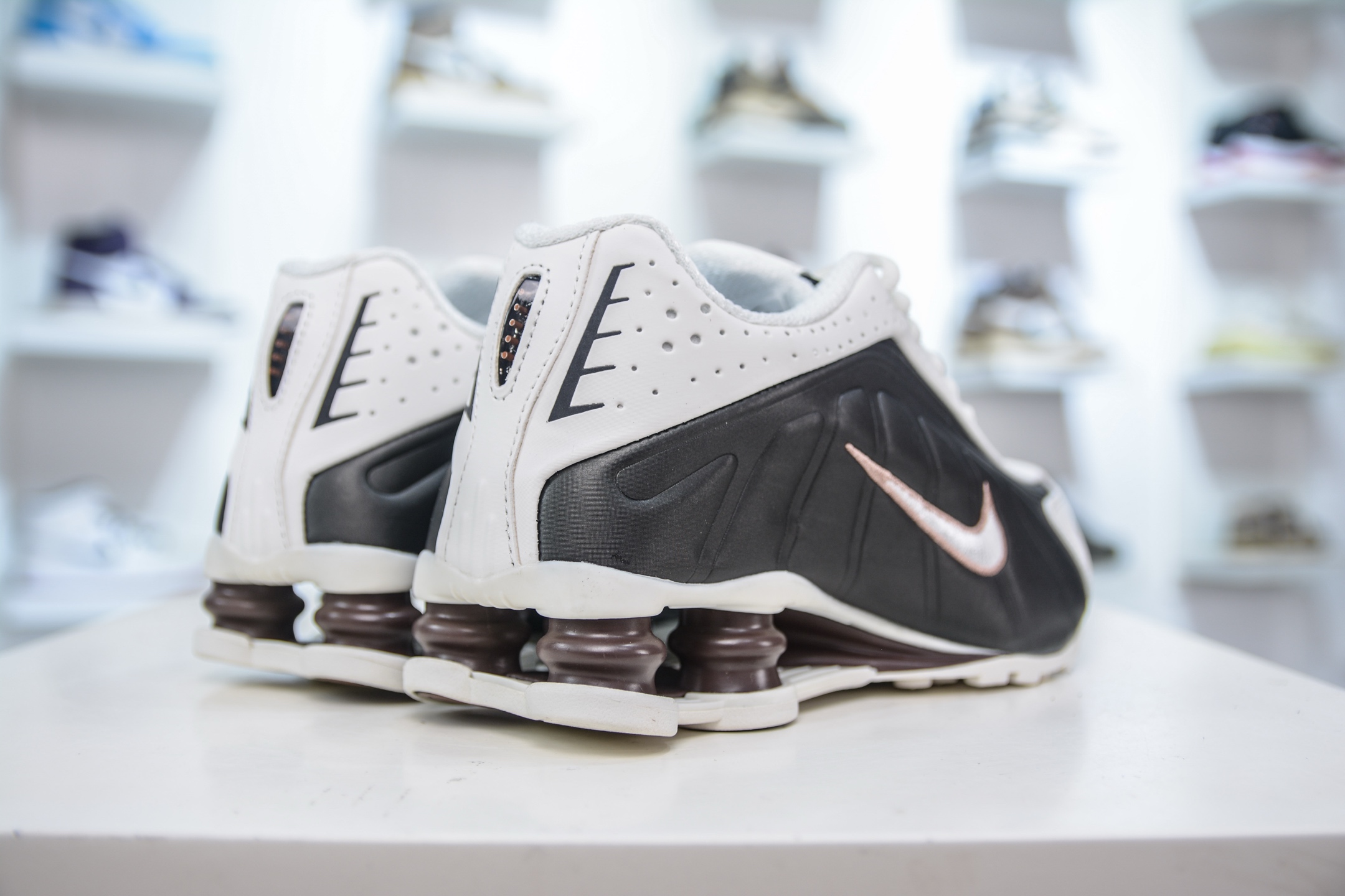 Nike Shox MR4: Iconic Millennium Style, Classic White and Black Colorway 7 i1750173811104 8695 0 5