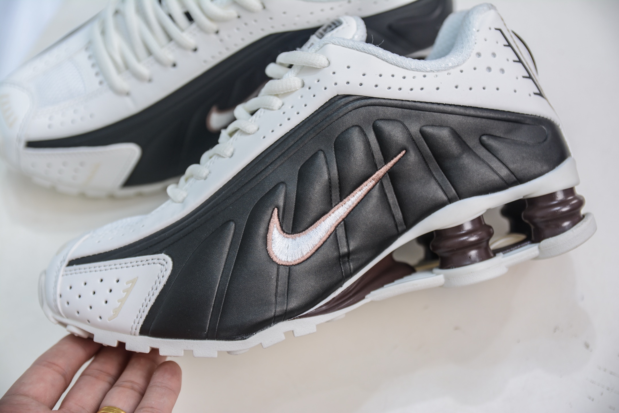 Nike Shox MR4: Iconic Millennium Style, Classic White and Black Colorway 8 i1750173811225 6930 0 6