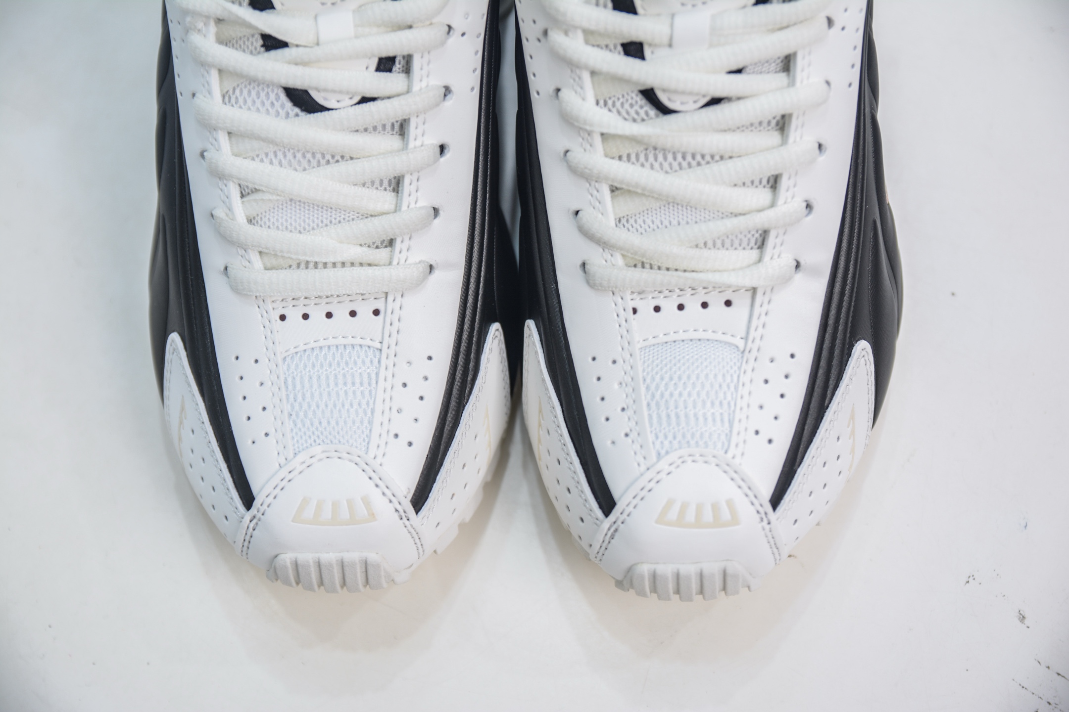 Nike Shox MR4: Iconic Millennium Style, Classic White and Black Colorway 10 i1750173812114 5335 0 8