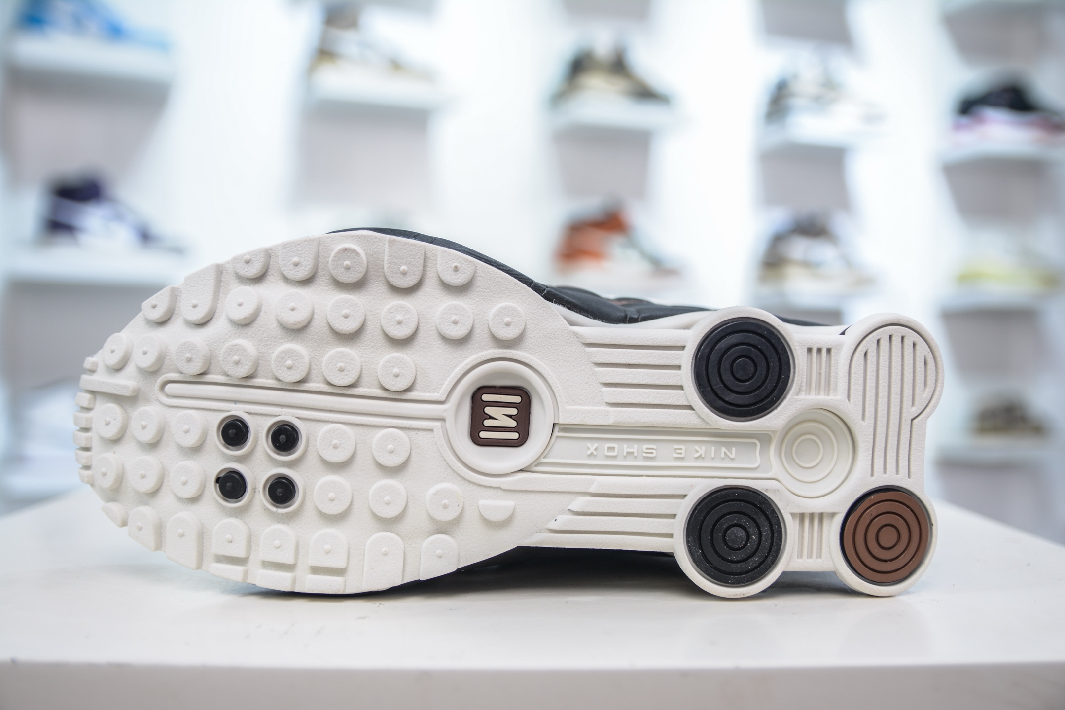 Nike Shox MR4: Iconic Millennium Style, Classic White and Black Colorway 6 i1750173812123 7340 0 4