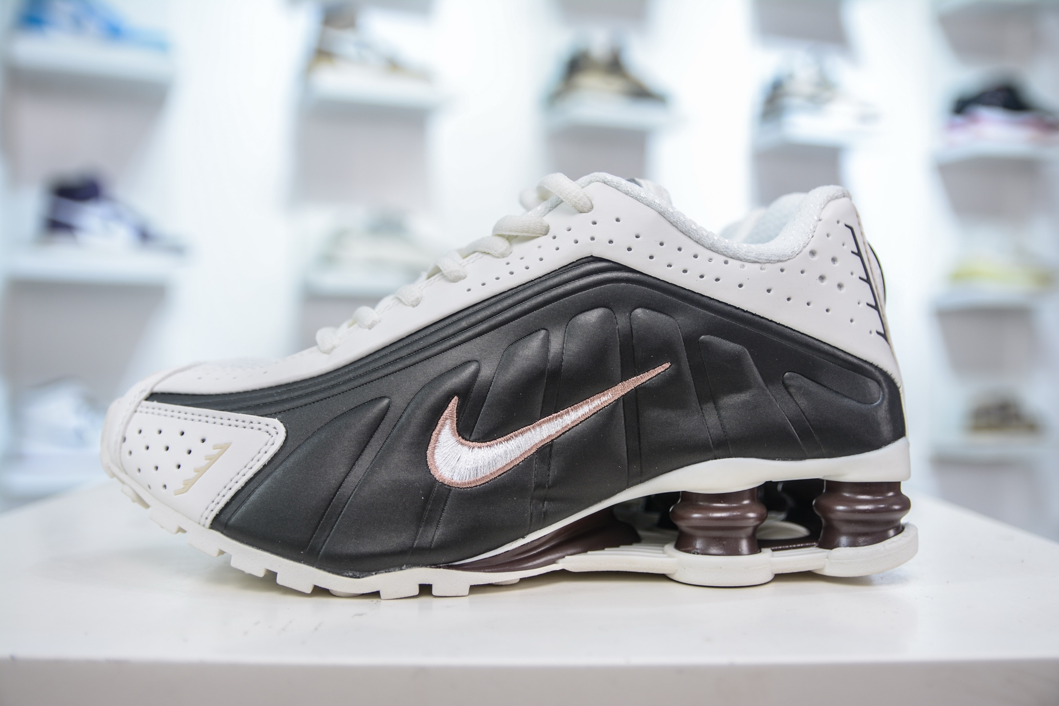 Nike Shox MR4: Iconic Millennium Style, Classic White and Black Colorway 2 i1750173812141 7270 0 0