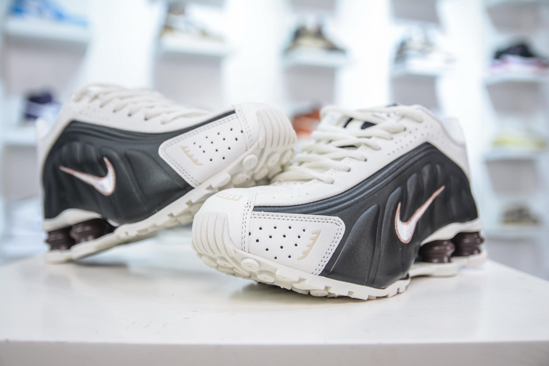 Nike Shox MR4: Iconic Millennium Style, Classic White and Black Colorway 5 i1750173812146 2112 0 3