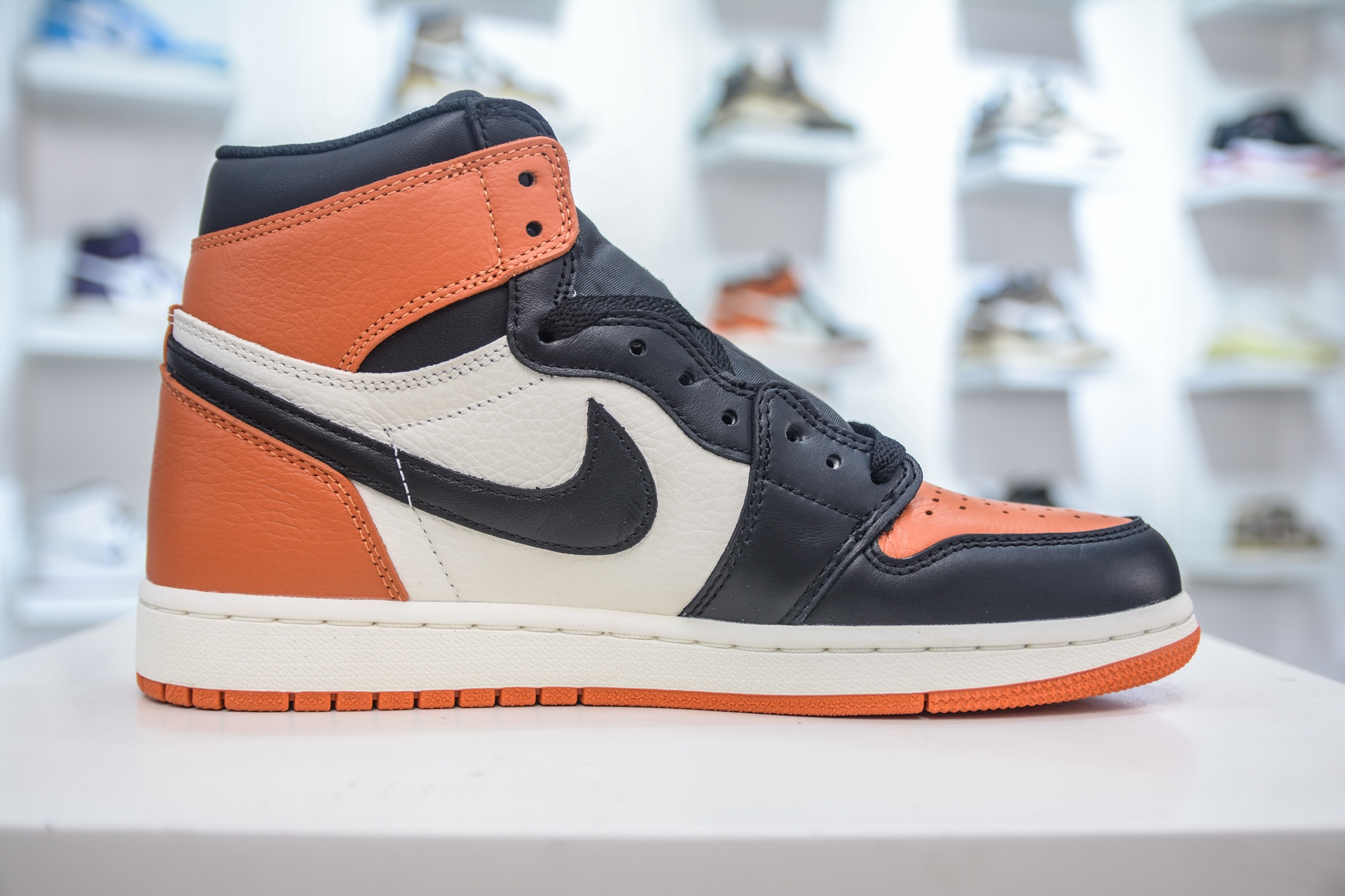 F版 Air Jordan AJ1 Retro High 高帮 复刻扣碎篮板 黑橙 DZ5485-008-莆田鞋,莆田鞋货源,高仿鞋,高仿鞋货源,安福档口,莆田高仿鞋,莆田鞋批发,高仿鞋批发,莆田高仿运动鞋,高仿运动鞋,莆田运动鞋 F版 Air Jordan AJ1 Retro High 高帮 复刻扣碎篮板 黑橙 DZ5485-008