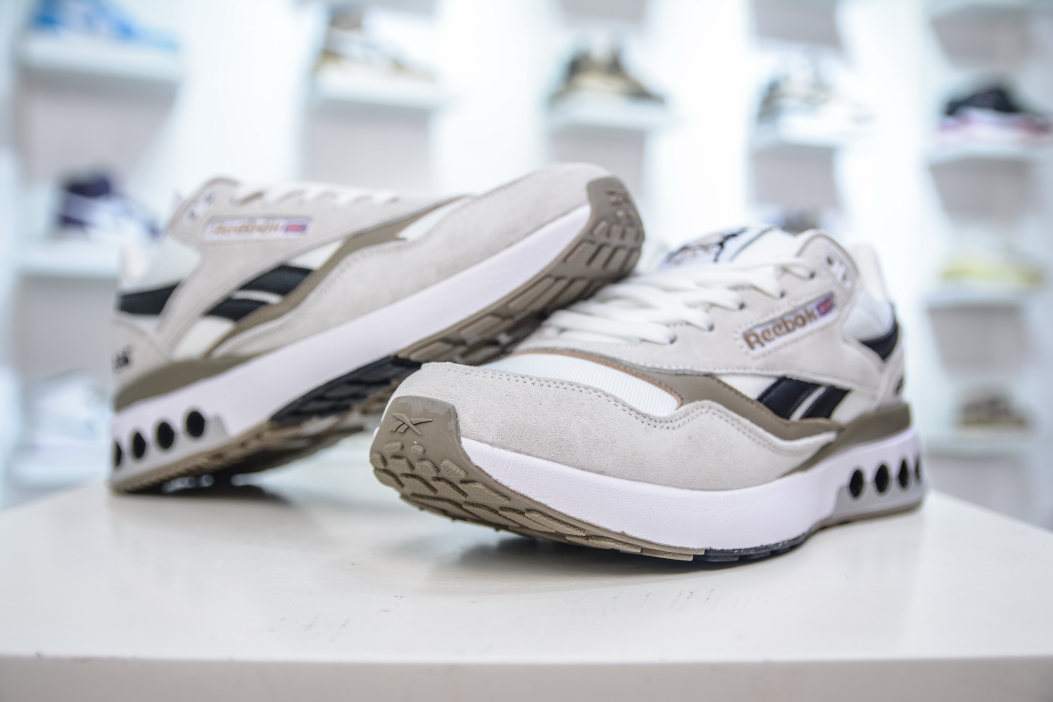 Reebok Classic Harman Ripple Low-Top Sneakers: Retro Style, Modern Comfort 5 i1750431611258 1233 0 3