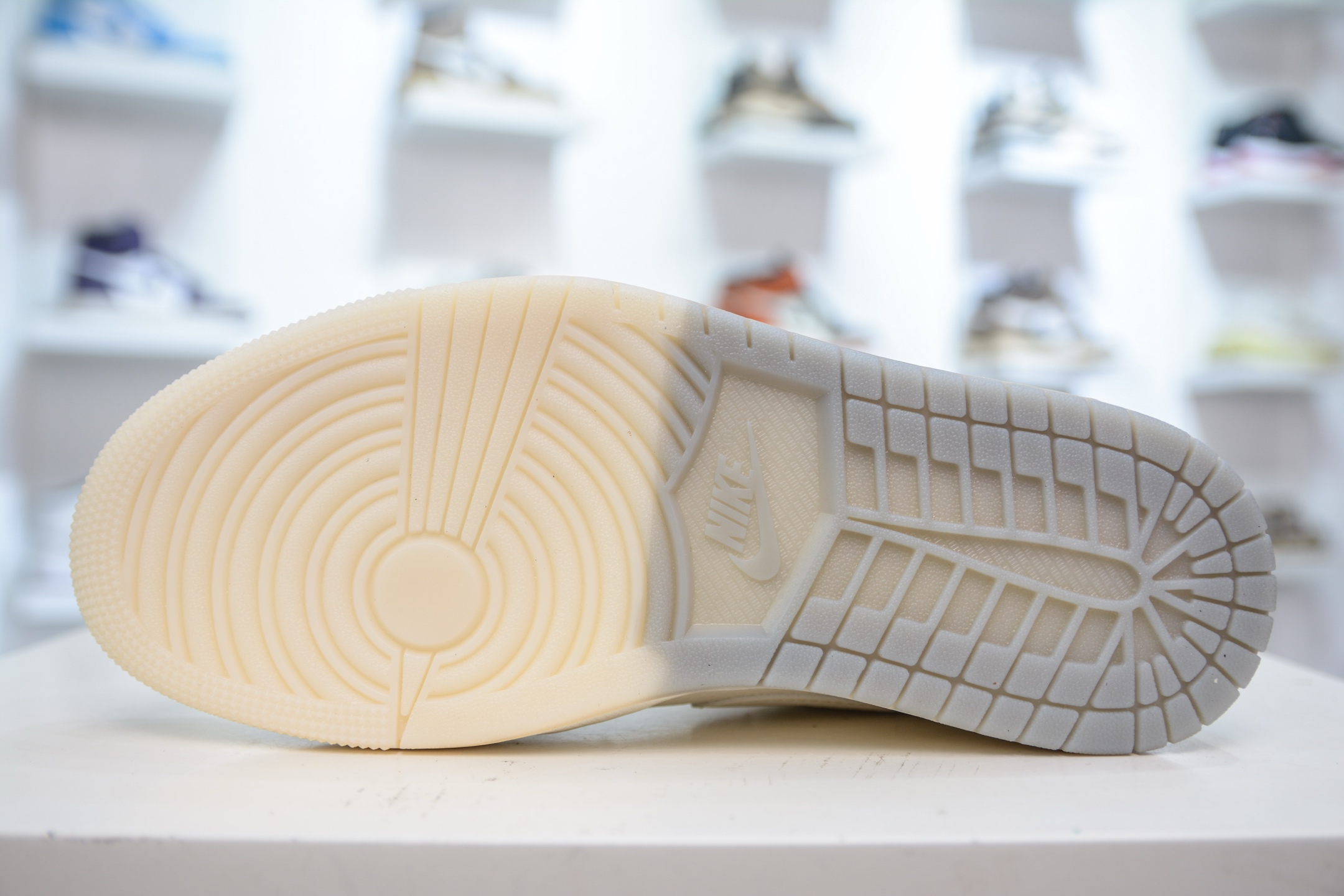 Air Jordan 1 Retro Low x Supreme Collab - Cream White & Red 6 i1750431931706 9522 0 4