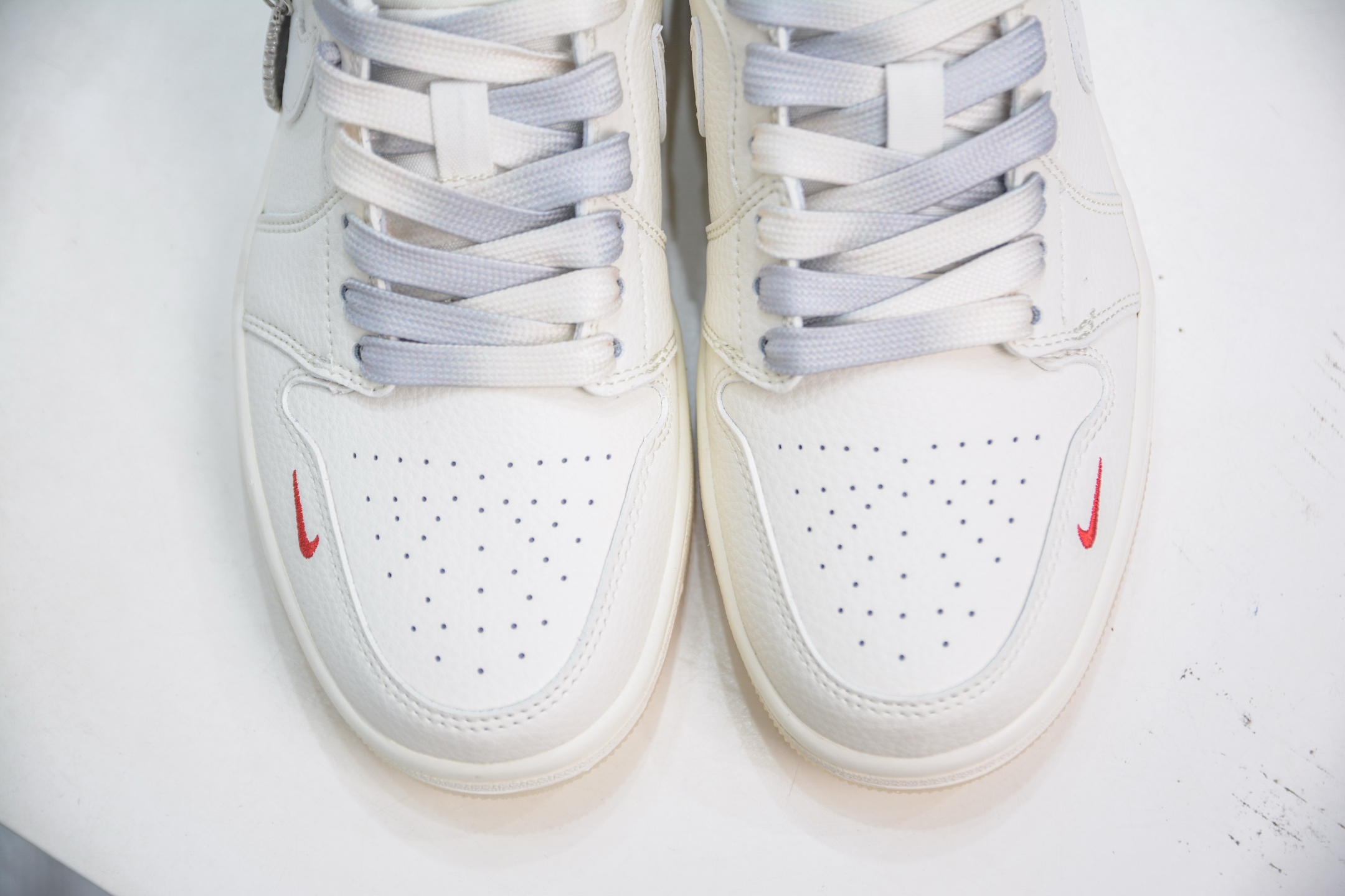 Air Jordan 1 Retro Low x Supreme Collab - Cream White & Red 10 i1750431931752 7104 0 8