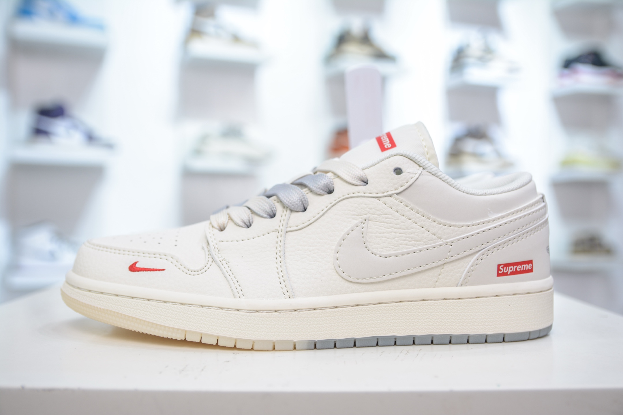Air Jordan 1 Retro Low x Supreme Collab - Cream White & Red 2 i1750431931766 9975 0 0