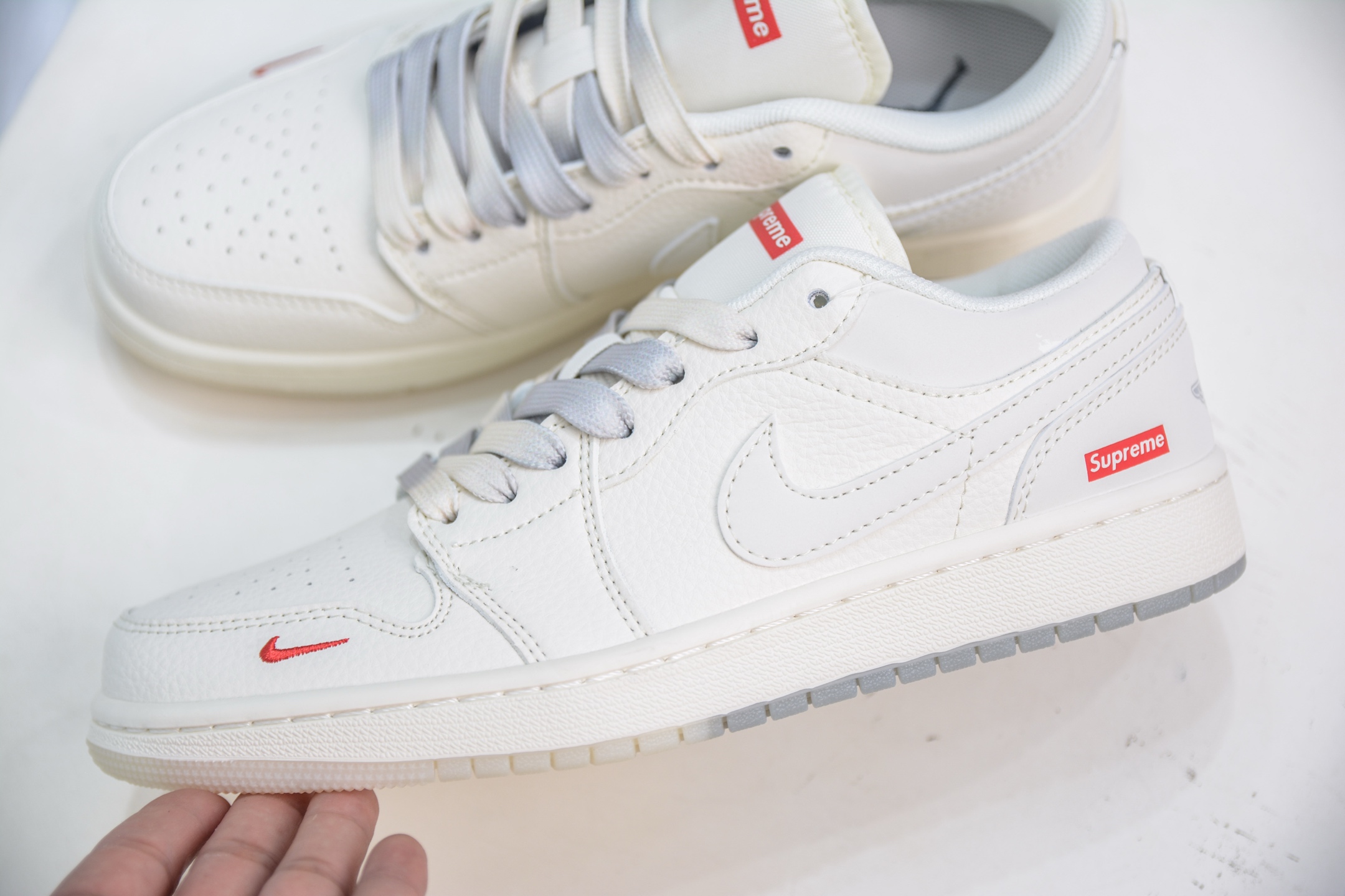 Air Jordan 1 Retro Low x Supreme Collab - Cream White & Red 8 i1750431931803 3446 0 6