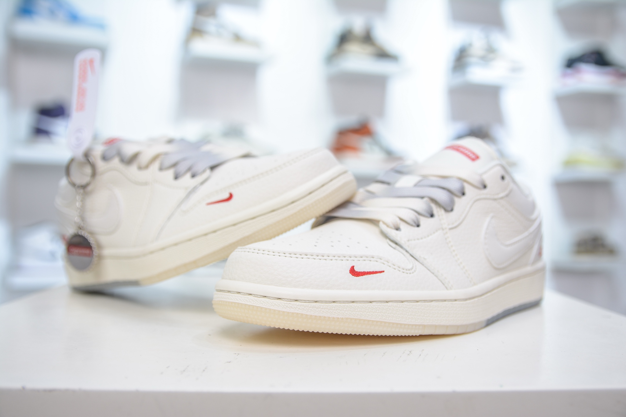 Air Jordan 1 Retro Low x Supreme Collab - Cream White & Red 5 i1750431932728 754 0 3