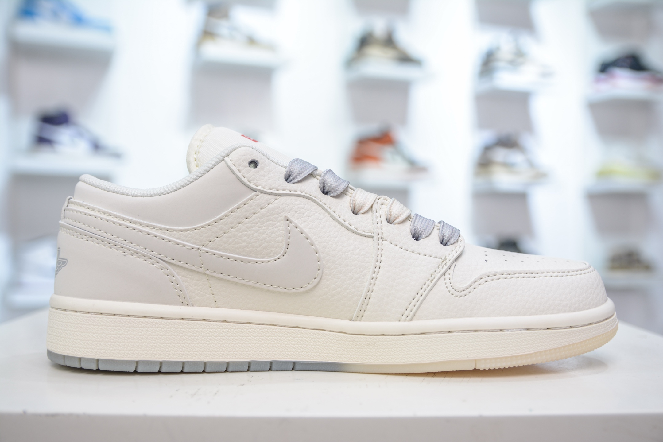 Air Jordan 1 Retro Low x Supreme Collab - Cream White & Red 4 i1750431932760 658 0 2