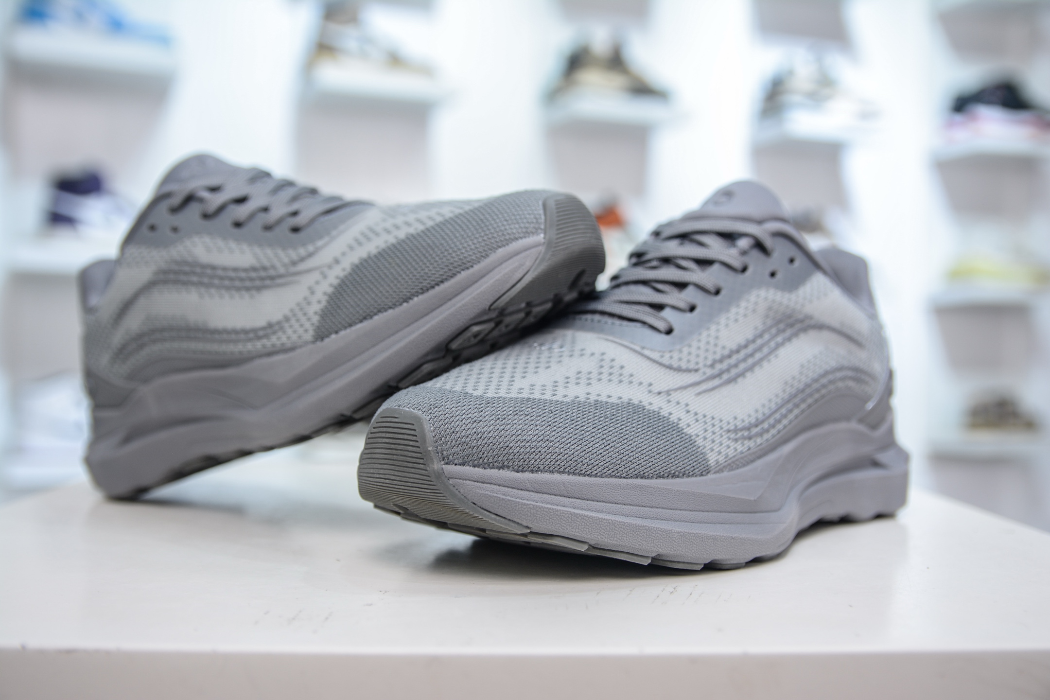 Alo Yoga Runner: Comfortable, Versatile, and Durable Low-Top Running Shoes 4 i1750521194990 2949 0 3