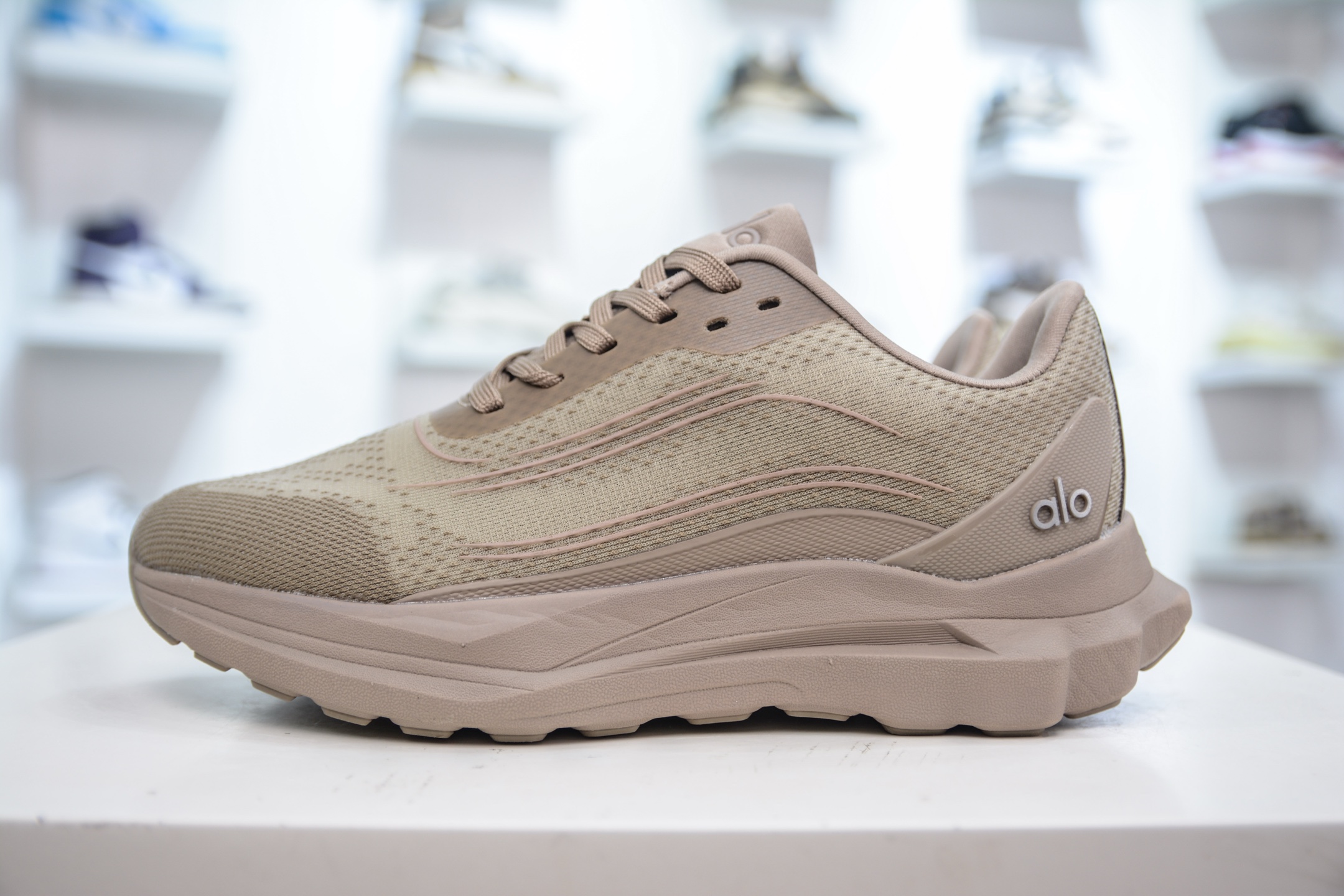 Alo Yoga Runner Women's Low-Top Running Shoes | Comfortable & Durable 1 i1750521249035 6394 0 0
